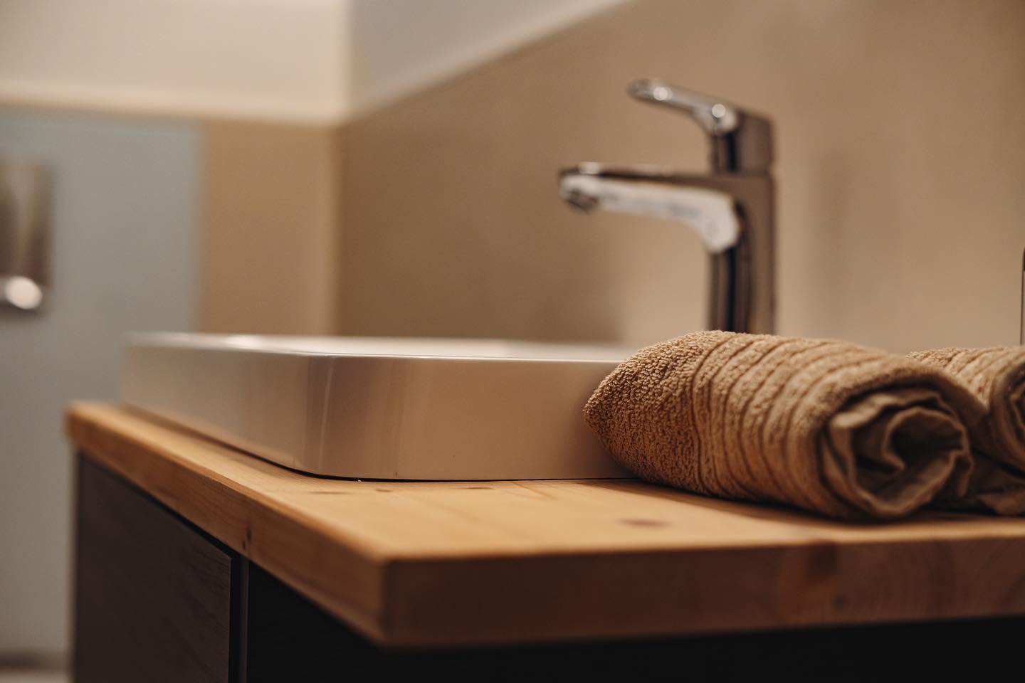 Bereit für eine wohltuende Dusche nach dem Training? 🧖🏼♀️
➖
Vielen Dank an die Bobey GmbH! Ihr habt mal wieder ein wunderschönes Badezimmer gezaubert. ♥️@bobeythomas