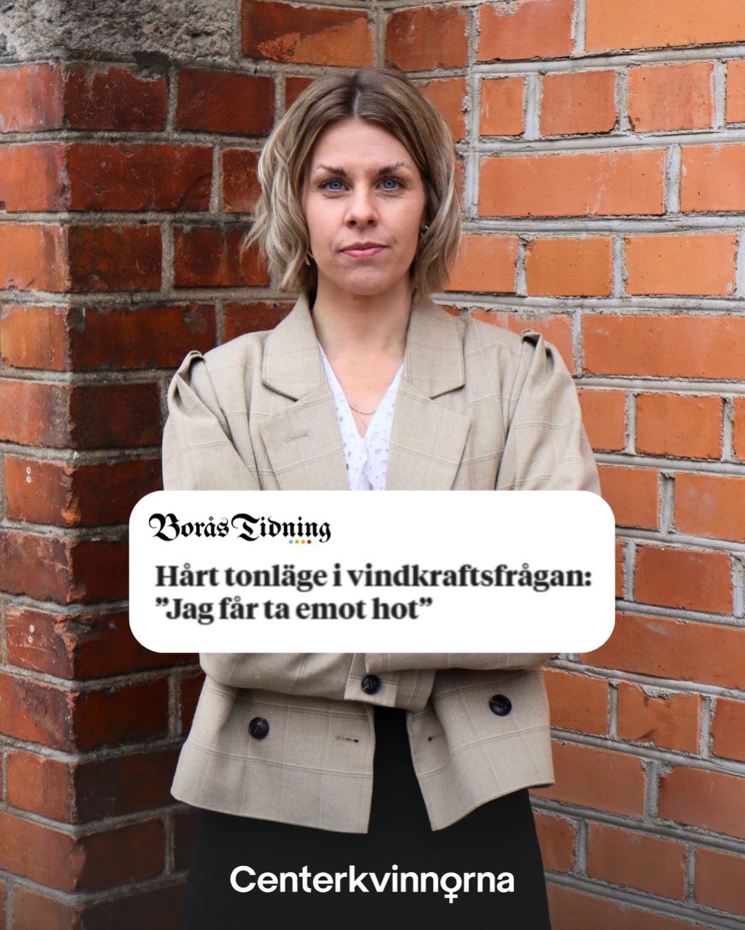 Ingen ska behöva titta sig över axeln för att de vill förbättra sitt lokalsamhälle.
Debattklimatet har hårdnat, och vår 2:a vice förbundsordförande Emma Blomdahl är en av de politiker som nu ser hur personangrepp och hot börjar normaliseras. Det här är en gräns vi aldrig får acceptera att vi passerat.
Att engagera sig politiskt ska handla om idéer, visioner och modet att vilja göra skillnad – det ska aldrig innebära att behöva känna rädsla i sin vardag.
En fungerande demokrati kräver att alla, oavsett kön, kan höja sin röst utan att bli en måltavla. Vi ser en allvarlig trend där kvinnor i politiken möter högre krav och oftare utsätts för trakasserier, hot och våld, vilket leder till att många till slut väljer att lämna sina uppdrag. Det är inte bara ett personligt trauma för den som drabbas, det är ett direkt angrepp på vår demokrati och vår gemensamma tillit.
Oavsett vad man tycker i sakfrågan måste samtalet bygga på respekt. När vi tystar människor med hat, förlorar vi den representation som är avgörande för att förstå människors vardag
Centerkvinnorna tar matchen för ett öppet och tryggt samtalsklimat, både online och offline. Vi behöver fler starka kvinnliga röster som vågar ta plats, inte färre.
Demokratin kräver mod, men den kräver också respekt.