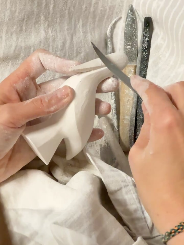 Ein Stück Zürcher Geschichte, neu interpretiert. 🦢✨
Für das renommierte @storchenzurich durften wir eine exklusive Porzellanfigur kreieren.
Filigranes Handwerk trifft auf zeitlose Eleganz, genau wie das Haus selbst. Ein Projekt, das uns sehr am Herzen liegt. Habt ihr unseren Storch schon im Hotel entdeckt?