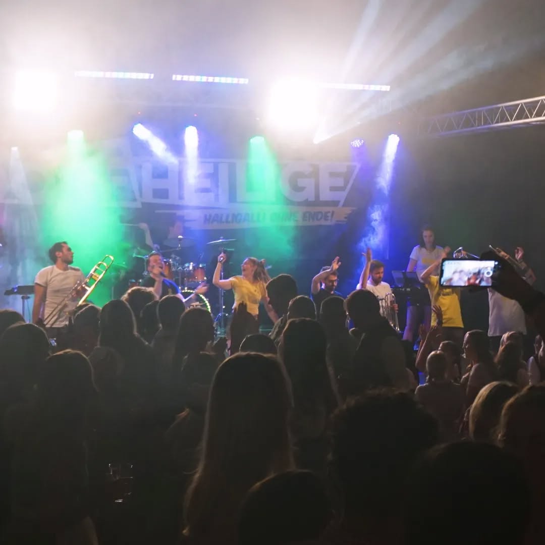 Le-le-legendär ... Mini Woodstock der @weinrieder_blasmusik! 😎🥳🎷
Der erneuerte Musikantenstadel wurde wieder einmal zum Partystadel, in dem Halligalli ohne Ende garantiert war🔥🎉🎊
Slided durch ein paar Impressionen 📸😇
Danke an die Weinrieder Blasmusik für die Einladung, danke an @loimsiader_brass & @garagenmuke für den coolen Abend! 💛
Weiter geht's für alle Dorfheilige Verrückten in genau zwei Wochen auf dem legendären Weinfest vom @musikverein_babenhausen! Heimspiel ⚽️🚀🎉🎺 Bis dahin... keep cool & see ya! 🤙🏻🥳
#dorfheilige #halligalliohneende #weinfest #miniwoodstock #weingenießer #biergenießer #brass #herbstzeit