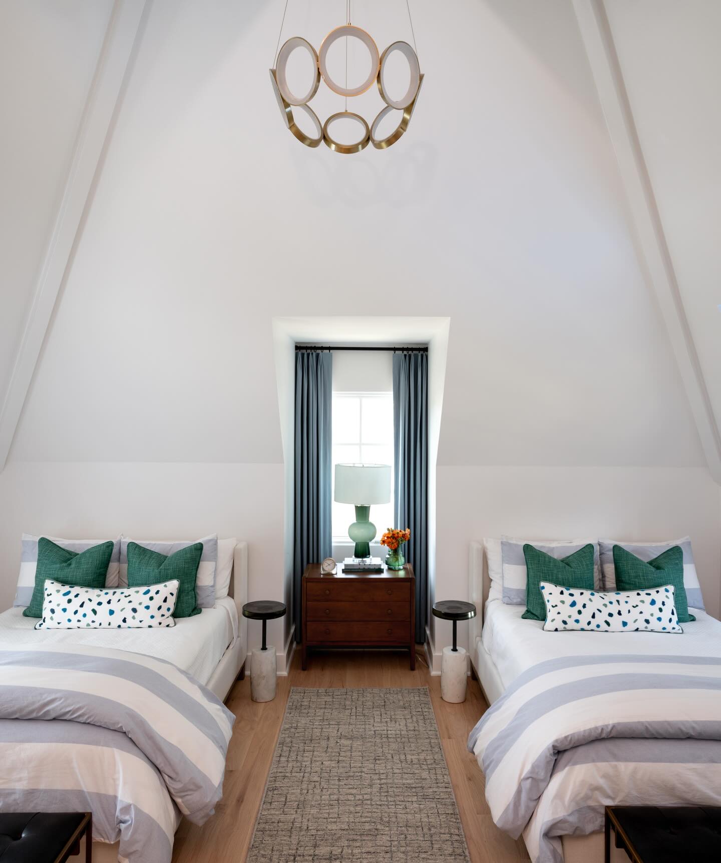 Labeled “The Crow’s Nest” by our client, this bedroom was intentionally designed for kids staying as guests at their home.
#studiowhiteinteriors #bedroomdesign #interiordesigners #dallasdesigners