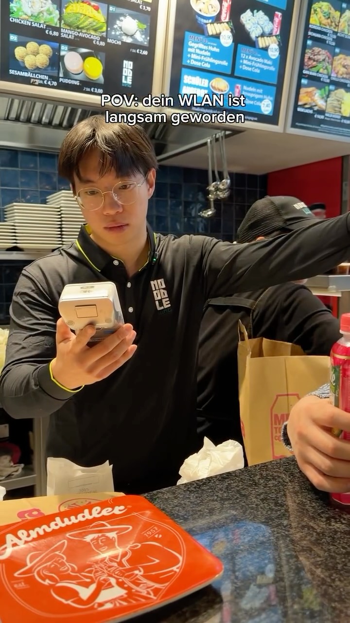 Wenn das WLAN schwächelt, greifen wir ein. 😂🤝
#justforfun #sushi #takeaway #noodleking