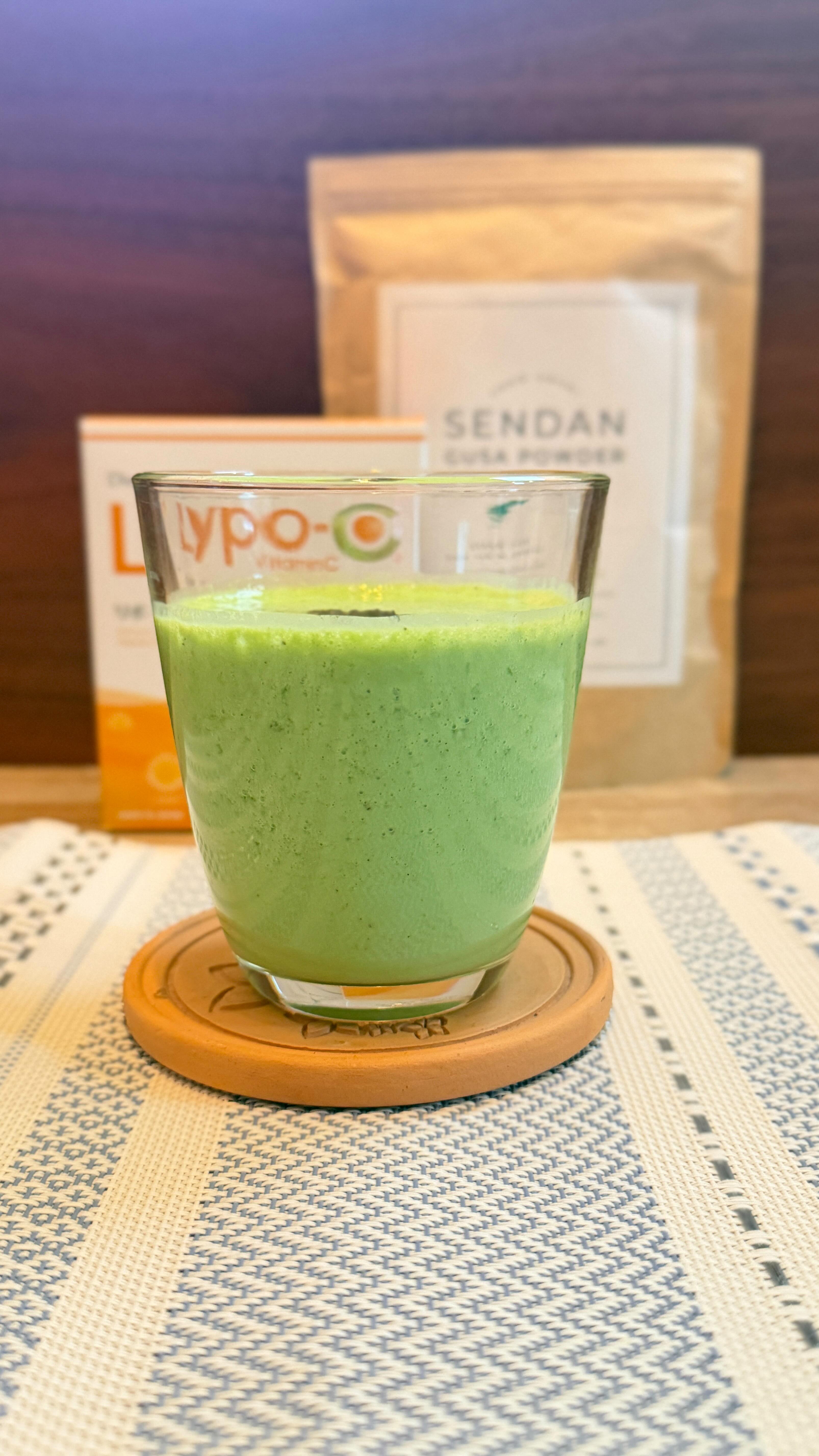 @harmonic_store_official_2020
HarmoNicの詳細はコチラ
HarmoNicです
今回は、新生活の朝を健やかに🌱
「グリーンスムージー」をご紹介します🥤
【材料:1人前】
A 豆乳 100cc
A 豆乳ヨーグルト 50g
A キウイ 30g
A 小松菜 20g
A Lypo-C(リポC)1包
------------------------------------
B センダン草パウダー適量
【レシピ】
① キウイの皮を剥き一口大にカットする。
② 小松菜をざく切りにする。
③ ミキサーに〈A〉を入れ、撹拌(かくはん)する。
④ なめらかになったらグラスに注ぎ、
〈B〉をふりかけて完成。
おすすめ材料
➢ 有機ソーイミルク
有機大豆でつくられた豆乳で、
カルシウムとビタミンが豊富なため
手軽に栄養補給ができます◎
料理やお菓子づくりにもおすすめです♪
➢ Lypo-C(リポC)
ビタミンC 1,000mg配合🍋
独自のリポソーム技術で、
現代人に不足しがちな成分を、
カラダの内側までしっかり届ける🤲
内面から、美と健康の土台を支えます。
➢ センダン草パウダー
奄美の自然が育んだセンダン草を100%使用。
ポリフェノールや食物繊維、ミネラルを多く含み、
若々しく明るい肌へのサポートに✨
日々の疲れや免疫力の低下を感じている方にも、
活力を取り戻す手助けをします。
️
*******************************
【HarmoNic 店舗情報】
住 所:東京都文京区小石川3丁目27−16
営業時間: 9:00〜19:00
定 休 日:土日祝
#料理 #簡単料理 #スムージー #レシピ #オーガニック