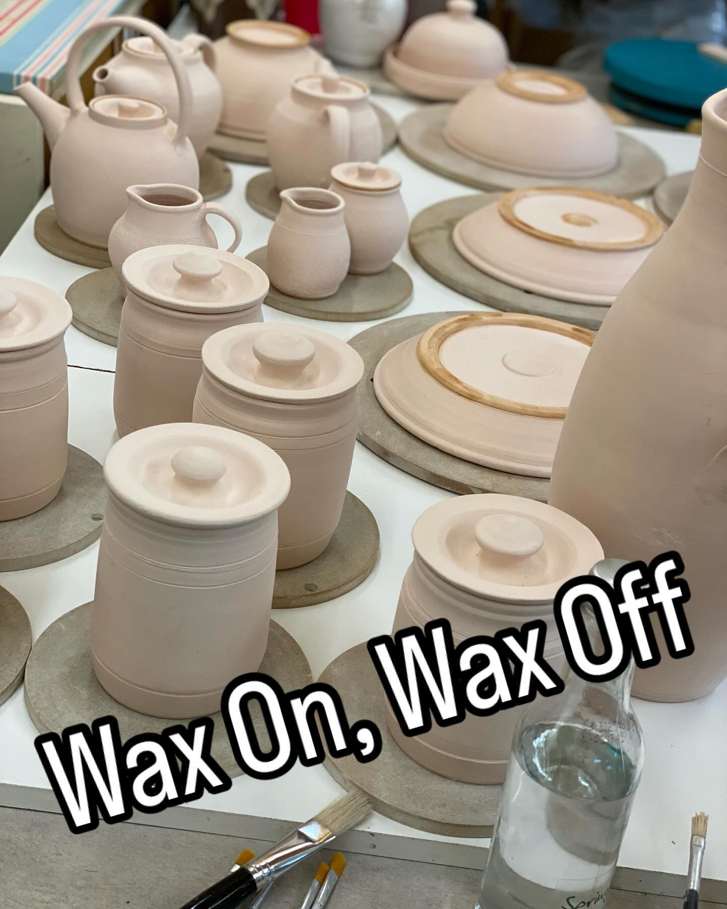 It’s been a busy week in the studio preparing for a local shopping event 🛍️🎄
The damp weather is slowing everything down (including me!) but I’m buoyed by the resilience of the flowers still going in the garden 💪🌸🌻
Thanks to the wonderful @dwk.ceramics @fynbospotterystudio @amythepotter & #madskillspotterycohort2024 for all your support this week 😘
#studiopottery #potterylife #handmadepottery#madskillspottery #madskillscohort2024 #madskillspotteryapprenticeship #wheelthrown #potterygarden #gardening