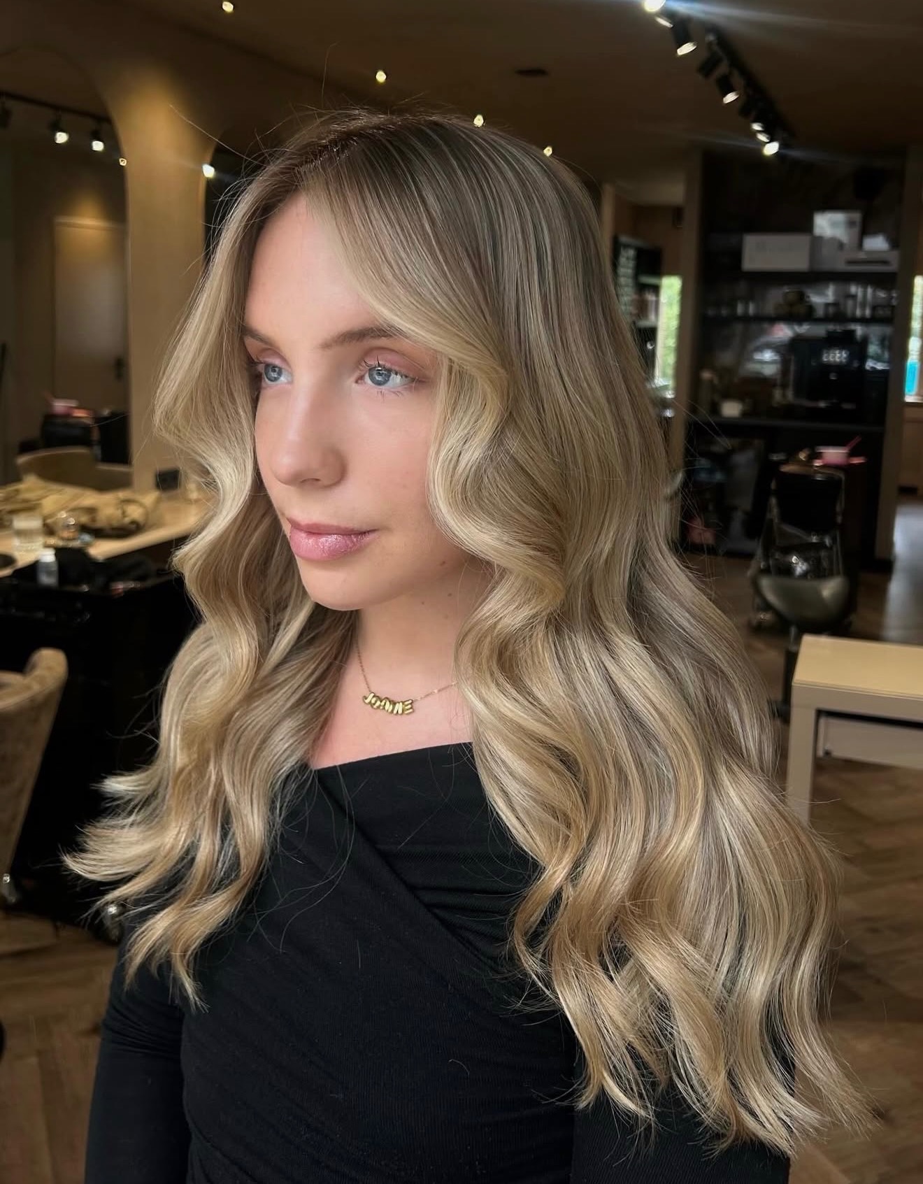 It’s time for the blond season again ☀️🫶🏼
Done by @dilanalieftink ✨
#blonde #blondehair #summerhair #hairgoals
