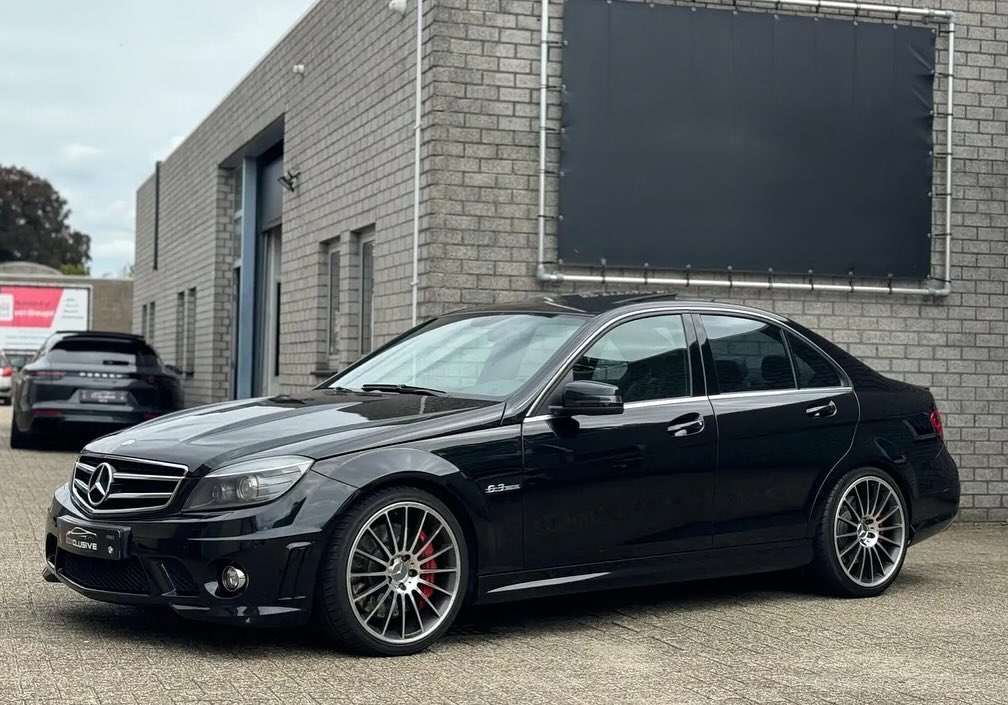 🔥 Une légende rejoint notre flotte ! 🔥
Découvrez la Mercedes C63 AMG (W204), dotée du dernier V8 atmosphérique de Mercedes-Benz, une véritable pépite pour les amoureux de voitures d’exception. Ce modèle mythique, qui deviendra sans aucun doute une voiture de collection, est disponible à la location pour quelques dates exclusives dans l’année.
🎵 Laissez-vous emporter par le rugissement du V8 et vivez une expérience de conduite inoubliable ! 🚗💨
📍 Réservez votre moment sur mesure dès aujourd’hui ici : https://www.roadstr.fr/cars/mercedes-benz-c63-amg-2009-aix-en-provence
#MercedesC63AMG #V8Atmosphérique #FranzRentalCars #CollectorCar #DrivingExperience #CarLovers #LuxuryCars