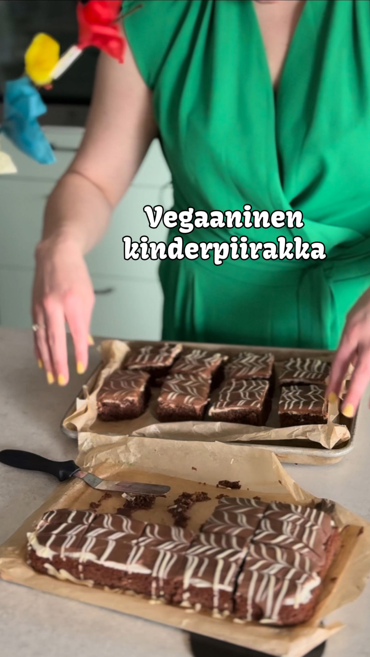 Ihan must joka pääsiäisenä! 😍🐣 Joko sä oot testannut kinderpiirakkaa vegaanisena? Tallenna resepti alta & ihastu ❤️
Vegaaninen kinderpiirakka 🍫🐣
20cm x 30 cm vuokaan
Pohja
3 dl sokeria
1 tl vaniljasokeria
ripaus suolaa
3 1/2 dl vehnäjauhoja
3 rkl kaakaojauhetta
2 tl leivinjauhetta
1 1/2 dl kiehuvaa vettä
150 g margariinia
6 rkl aquafabaa (säilykekikherneiden tai -papujen liemi)
Täyte
80 g leivontamargariinia / vegaanista voita
1 dl tomusokeria
1 tl vaniljasokeria
100 g kondensoitua kookosmaitoa
ripaus suolaa
150 g vegaanista tummaa/maitosuklaata
30 g vegaanista valkosuklaata
Valmista pohja: yhdistä sokeri, vaniljasokeri, kaakaojauhe, suola, leivinjauhe ja vehnäjauho. Sulata margariini ja kiehauta vesi. Lisää ne kuivien aineiden joukkoon samalla sekoittaen. Lisää lopuksi aquafaba koko ajan sekoittaen.
Kaada taikina leivinpaperilla vuorattuun & voideltuun vuokaan ja paista uunissa 175 asteessa 25-30 minuuttia. Jäähdytä.
Valmista täyte: vatkaa huoneenlämpöinen margariini kuohkeaksi, vaaleaksi vaahdoksi. Lisää tomusokeri, vaniljasokeri ja suola. Lisää kondensoitu kookosmaito ja vatkaa vielä hetki. Täytteen kuuluu olla ilmavaa ja kuohkeaa.
Levitä täyte jäähtyneen pohjan päälle tasaiseksi kerrokseksi. Siirrä pakastimeen jähmettymään siksi aikaa, kun sulatat suklaat.
Sulata tumma/maitosuklaa sekä valkosuklaa. (voit sulattaa valkosuklaan hyvin suljetussa pursotinpussissa)
Kaada tumma suklaa jähmettyneen pohjan päälle ja levitä nopeasti tasaiseksi. Leikkaa pursotinpussiin pieni aukko ja koristele piirakka samansuuntaisilla raidoilla. Vedä hammastikulla raitoja vastakkaiseen suuntaan saadaksesi aikaan marmorikuvion.
Anna piiraan jähmettyä hetki kylmässä. Leikkaa palat kuumalla, kuivalla veitsellä.
Herkullista pääsiäisen aikaa! 🌷😍
❤️ Tervetuloa seuraamaan @urbaanivegenda jos haluat lisää inspiraatiota vegaaniseen leivontaan & perhe-elämään!
#vegaanisetreseptit #vegaaninenleivonta