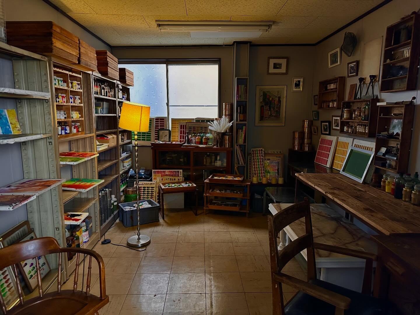 
〜作品ストック室〜
ファルベでは油絵の具の作品を作られた際、
3ヶ月まで無料でお預かりできるサービスがあります。
なかなか乾かない
匂いが気になる油絵の具の作品制作も、
ファルベでなら、チャレンジできるかも。
作品をお預かりするストック室には
月光荘の創業者、
月光荘おじさんの貴重な写真も展示しています。
スタッフにお声がけ頂ければ、
ご案内できるお部屋です😊
ーーーーーーーーーーー
〜月光荘ファルベ 生演奏の夕べ🎻〜
▪日付:2026年3月1日(日)21日(土)29日(日)
▪時間:①15:00〜②16:00〜
▪参加費:ワンドリンクオーダー
紅茶とスコーンを頬張りながら贅沢な生演奏BGMが月光荘ファルベで奏でられます。
毎回変わる演奏家たちへ、美しい音色に感謝を込めて、お帰りの際お渡しする封筒にチップをそっと入れていただければ全額演奏家へ渡ります。絵の具工場で過ごす、優雅な午後を。
📯月光荘ファルベで生演奏をしてくださる音楽家の方を随時募集しております。HPをご確認のうえ、ご興味ございましたらぜひご連絡くださいませ。
〜レディースバレエ•ストレッチクラス〜
▪日付:2026年3月22日(日)、28日(土)
▪時間:13:00-14:00
▪参加費:¥1500
▪HPから事前申し込みの上ご参加ください
〜マイカラー・ラボ〜
🌈3カラーズ
▪️ファルべの営業日はいつでもご参加できます。
▪️参加費:2,200円(税込)
※予約不要!混雑時はお待ちいただく場合がございます。
月光荘の絵の具工場で実際に使用している顔料とバインダーを使って、参加者自らの手で水彩絵の具を練り上げます。調色表をヒントに、思いのままに顔料を配合して完成したオリジナルカラーには、あなた自身が名付け親となって世界に二つとない色名をつけていただきます。
🌈9カラーズ
※予約必須
▪️日時: 3/13,14,20,21,27,28
▪時間:12:30-14:00(90分)
▪HPから事前申し込みの上ご参加ください
基本の三原色を含む全9色の顔料から、オリジナルの水彩絵の具を2色制作します。完成した絵の具を使って色を重ね合わせながら、世界にひとつ、あなた色でつくるアートワークを仕上げます。
〜おえかき缶バッジ💎〜
◾️ファルべの営業日はいつでもご参加できます。
▪️場所:月光荘ファルべ/喫茶スペース
▪️参加費:1,100円(税込)
※予約不要!混雑時はお待ちいただく場合がございます。
たくさんの画材とあなたのアイディアで、描いた作品がいつも身につけられる缶バッジに。
マイカラーラボでお作りいただいた水彩絵の具を使うのもおすすめです!
〜🍿フライデーシアター〜
◾️毎週金曜日
▪️場所:月光荘ファルべ/喫茶スペース
▪️¥ワンドリンクオーダー
毎週金曜日、ファルベは「街の映画館」に変わります。パブリックドメインの懐かしの名画からアニメ映画まで、多彩な上映作品をご用意。月光荘ファルベならではの音にこだわった豊かな音響空間で、映画とおしゃべりを肴に、特別な週末の幕開けをどうぞ。
ーーーーーーー
📯月光荘ファルべ📯
埼玉県入間郡三芳町竹間沢324-6
金・土・日 11:00-17:00
※L.O.16:30
※営業日の変更はInstagramにてお知らせします
※最寄駅:東武東上線みずほ台駅
※近くに有料駐車場もございます
※キャッシュレス決済のみ
ーーーーーーー