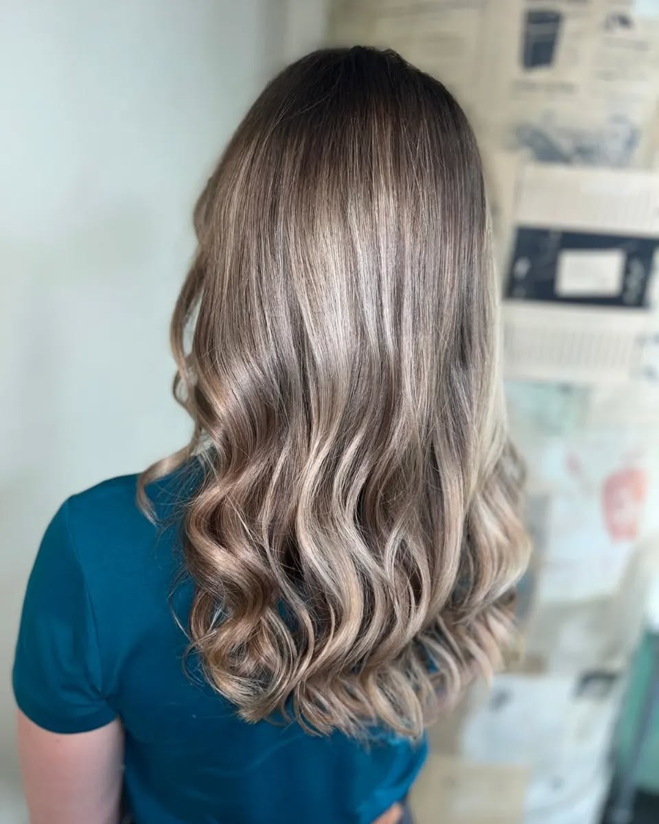 ▪︎Cut & Color by Lara▪︎
#mccoiffure #mccoiffurezürich #mccoiffurehb #schwarzkopfprofessional #schwarzkopfblondeme #blondmeschwarzkopf #blondme #balayage #balayagehighlights