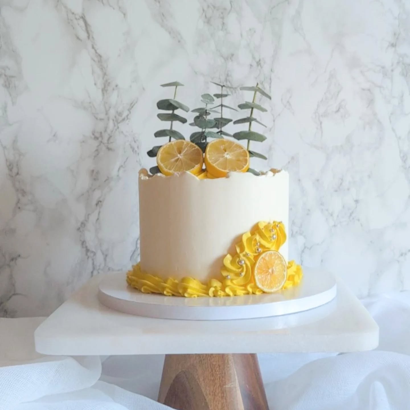 When life gives you lemons..... MAKE A CAKE š°
What do you think???
Lemon sponge
Homemade lemon curd
Lemon buttercream
Do you love lemon cake? All you have to do is send me a DM ā¤ļø
#sanahmixingbowl #lemoncake #brightonfood #brightoncakes #brightonfoodies