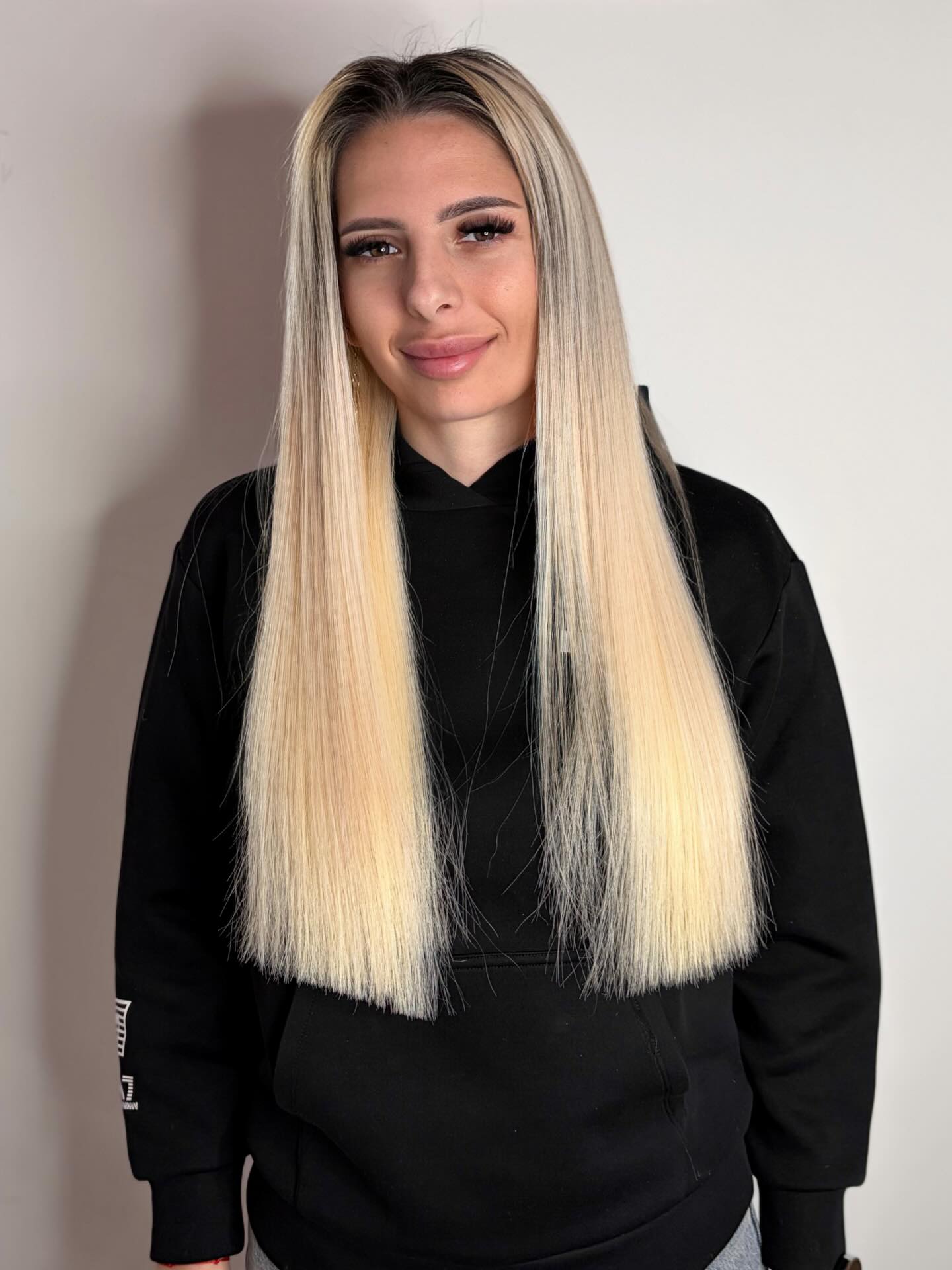 ✨ Rinascita capelli con extension capelli veri ✨
Questa cliente arrivava da tante decolorazioni: i capelli erano spezzati, rovinati e molto indeboliti.
Il suo obiettivo? Smettere di fare colore e tornare ad avere una chioma sana, senza rinunciare alla lunghezza e al volume 💇🏻♀️
Abbiamo scelto di applicare extension capelli veri 100% naturali, con un’attaccatura leggermente più scura, così da permetterle di evitare la decolorazione mantenendo comunque un effetto super naturale e uniforme ✨
In passato utilizzava extension con la treccina, ma non si trovava bene:
❌ perdita di capelli
❌ fastidio e stress sulla cute
Per questo abbiamo optato per una tecnica più delicata, pensata per non peggiorare la situazione dei suoi capelli, ma accompagnarli in un percorso di miglioramento 🤍
Il risultato?
Capelli visivamente sani, pieni e curati, senza dover ricorrere continuamente al colore 💫
💰 Prezzo: 530€
💳 Pagamento disponibile in 3 rate da 176,67€ senza commissioni
📍 Milano
#extensioncapelli
#extensioncapelliveri
#extensionmilano #extensioncapellimilano #masterextension