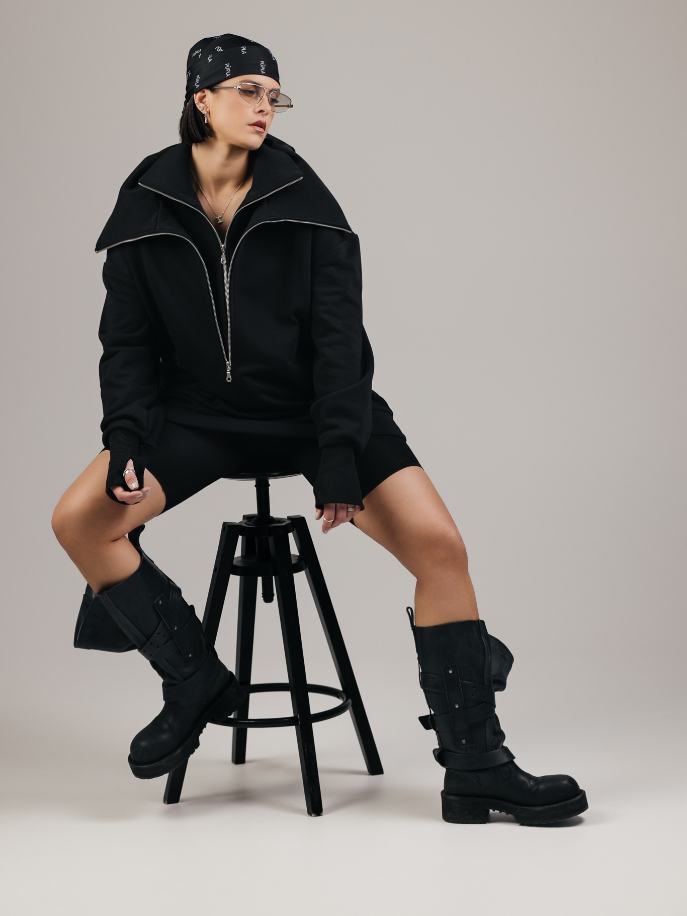 Antroji ir paskutinė PÙPLA pavasario kolekcijos dalis jau el. parduotuvėje! 🌪️
Antrojoje kolekcijos dalyje - laisvalaikio kostiumėliai. Ir kaip visada - iš jų spaudžiu maksimumą 🫠 Prieš 6 metus laisvalaikio kostiumėlius siuvome bazinius, saugių ir patikrintų modelių. Bet dabar, kai kas antras prekinis ženklas siuva laisvalaikio kostiumėlius, o dažnu atveju dar ir iš tų pačių medžiagų bei spalvų - ateina laikas pasitempti ir publiką nustebinti kažkuo unikaliu 🤌
Dažnai sakau klientams - paprastus treningus galite nusipirkti kitur, o čia ateikite ieškoti išskirtinumo 🙂↔️
2026 metų rudens tendencijose bus itin aktualios - didelės, LABAI didelės apykaklės bei akcentuoti pečiai. 2026 metų rudens? Taip. PÙPLA visada yra koja priekyje. Kai žinau, kad mano klientėms užtrunka prisijaukinti mūsų siūlomas naujienas - su būsimomis tendencijomis turiu pradėti apšildyti anksčiau 🤭
Na, o drąsiausios ja gali mėgautis jau dabar! ❤️🔥