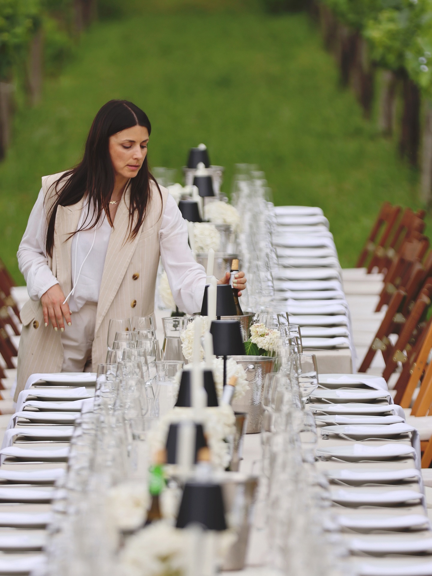 Hoje, 22 de Março, é dia de celebrar a Débora! 🎂🌿
É na natureza que encontra a sua essência e é a receber quem nos visita que revela o seu brilho, com simpatia, boas ideias e um sorriso que nunca falha.
Com foco, atenção ao detalhe e paixão pelo que faz, abraça cada novo desafio com leveza e dedicação.
Amante da natureza e da sua magia, inspira-nos todos os dias.
Parabéns, Débora! 🥂✨
Que a vida te traga tanta magia quanto aquela que partilhas connosco.
__
EN
Today, March 22, we celebrate Débora! 🎂🌿
It is in nature that she finds her essence, and it is in welcoming those who visit us that her light truly shines — with kindness, great ideas, and a smile that never fails.
With focus, attention to detail, and passion for what she does, she embraces every new challenge with ease and dedication.
A lover of nature and its magic, she inspires us every day.
Happy Birthday, Débora! 🥂✨
May life bring you as much magic as the kind you share with us.
\#QuintadosEncados #RegiaoDemarcadaDosVinhosVerdes
