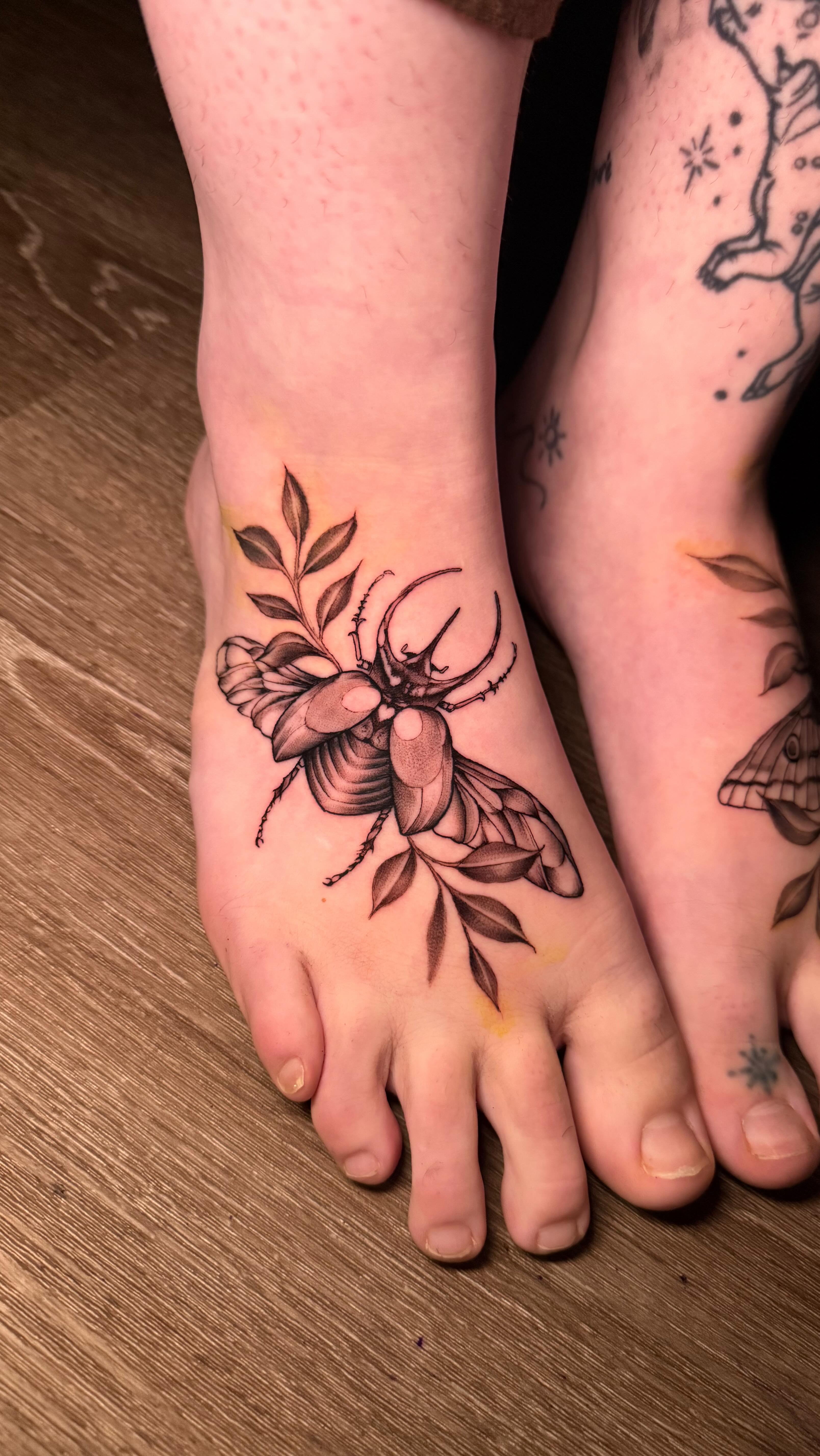 Large or small — placement matters.
Designing for the foot isn’t just about the artwork,
it’s about how it flows with movement.
Curves.
Negative space.
Balance between both sides.
These pieces were built to mirror each other —
not perfectly symmetrical,
but intentionally connected.
That’s what makes them feel natural on the body,
not just placed on it.
Thanks heaps for the trust with these ones @greenery_ink it was great to catch up with you again 🙌🏼
Custom Blackwork.
@eternalsanctumtattoo Albury NSW.
#alburytattoo #alburywodonga #blackworktattoo #foottattoo #alburytattooartist