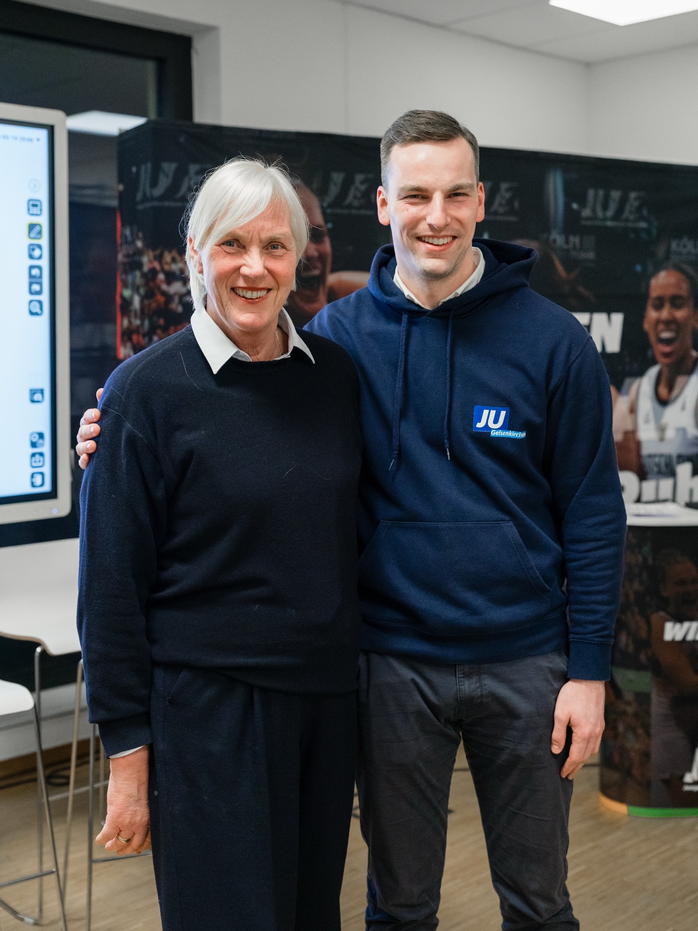 Spannender Austausch zur möglichen Olympia-Bewerbung im Ruhrgebiet 🏟️✨
Gestern war ich als Betreuerin des Wahlkreises zu Gast in Gelsenkirchen und habe eine engagierte Diskussion mit vielen interessierten Gästen erlebt. 💬
Olympia kann eine große Chance für unsere Region sein – für Infrastruktur, Sport und internationale Sichtbarkeit. Gleichzeitig ist klar: Wir müssen alle Städte im Ruhrgebiet mitdenken und die Herausforderungen ehrlich angehen. 💪🏻
Danke für den offenen Dialog und die vielen Perspektiven! 🙌