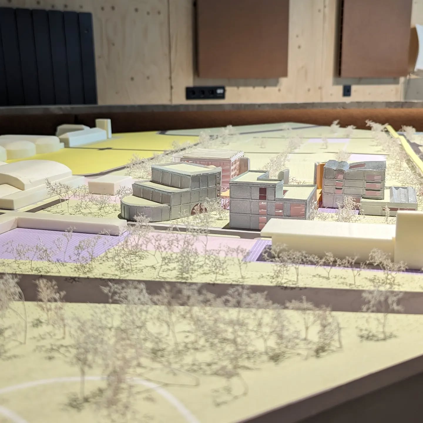 Nous travaillons depuis des années avec la SPL 217, la SORGEM et les communes de Cœur d'Essonne Agglomération sur le projet ambitieux de la requalification de l'ancienne Base 217.
📄 Le PLU est un des outils indispensables pour accompagner la réflexion d'ensemble et mettre en place les règles du jeu pour permettre la réalisation de ces grands projets.
🤝 Merci à la SPL 217 de nous avoir accordé leur confiance et pour l'invitation à la signature du projet Mermoz au sein de la Base 217 où a été présenté le lauréat Systematic.
Nous sommes fiers et heureux de voir les projets se concrétiser avant la pose de la première pierre.
#plu #urbanisme