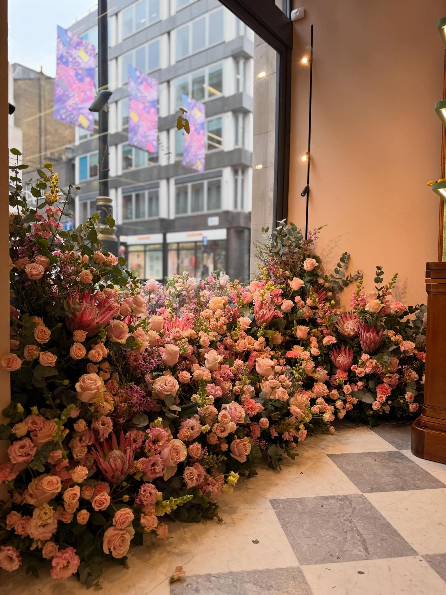 Working with flowers means learning every day.
This setup took time, patience, and a lot of stems.
Seeing the final result and how it all comes together makes it all worth it.
@santamarianovella1221
#floraldesigner
#behindthescenes
#floralwedding
#designerlife
#creativedirection