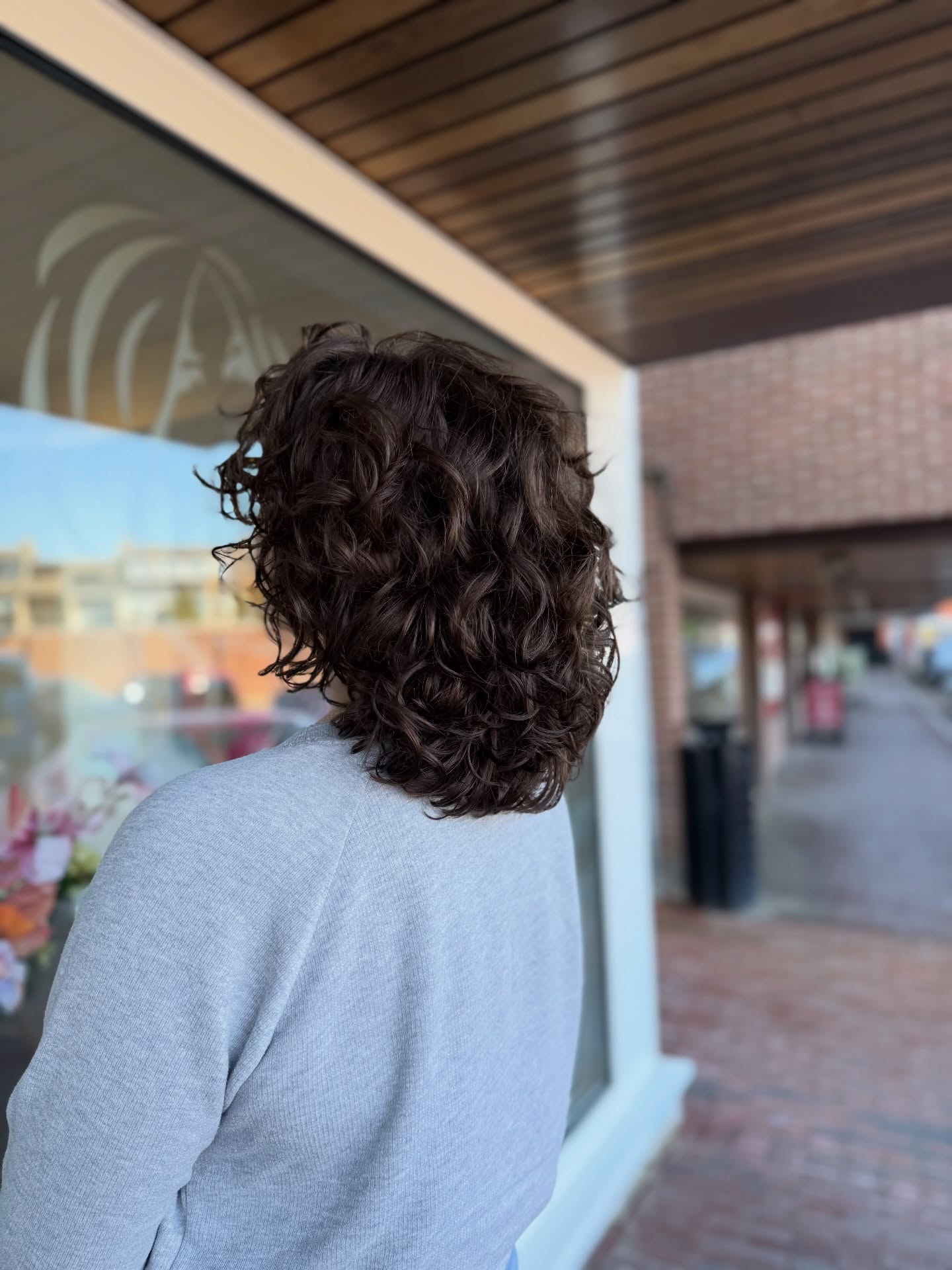 After 👉🏻 Before
Deze dame was toe aan meer volume en speelsheid en het maakte haar niet uit hoe we dat deden 👀. Met onze drycut techniek hebben we meer lagen en rondingen in haar haar geknipt en een stuk van haar lengte af😍.
Wat vind jij?
#curlycut #krullenknippen #krullenkapper #drycut #droogknippen