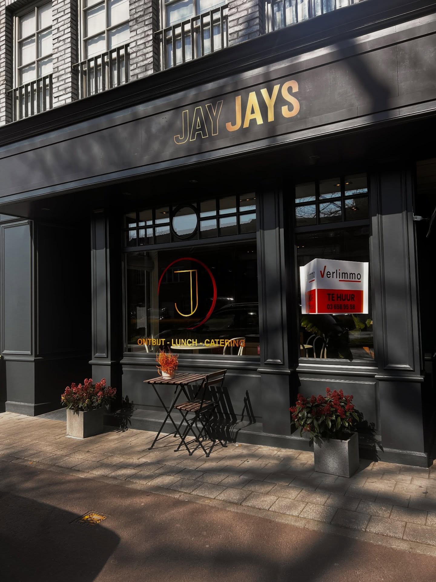 De beslissing is genomen…
Ons hoofdstuk in het pand loopt binnenkort af en we hebben beslist om ons contract niet te verlengen.
Maar dit is geen afscheid, want JayJays blijft gewoon bestaan 💛
Onze tapasplanken, ontbijtboxen en catering blijven we met evenveel liefde maken als altijd. Alleen van ons fysieke plekje, waar jullie kwamen ontbijten en lunchen, nemen we binnenkort afscheid.
De komende weken maken we er nog een laatste, gezellige én vooral lekkere periode van 🤤
We hopen dus dat jullie nog eens langskomen om te genieten!
En psst… we doen ook enkele zotte acties 👀
Dus hou zeker onze socials in de gaten 😉
Kom nog eens langs, geniet van een ontbijtje of lunch en sluit dit stukje JayJays samen met ons mooi af 💛