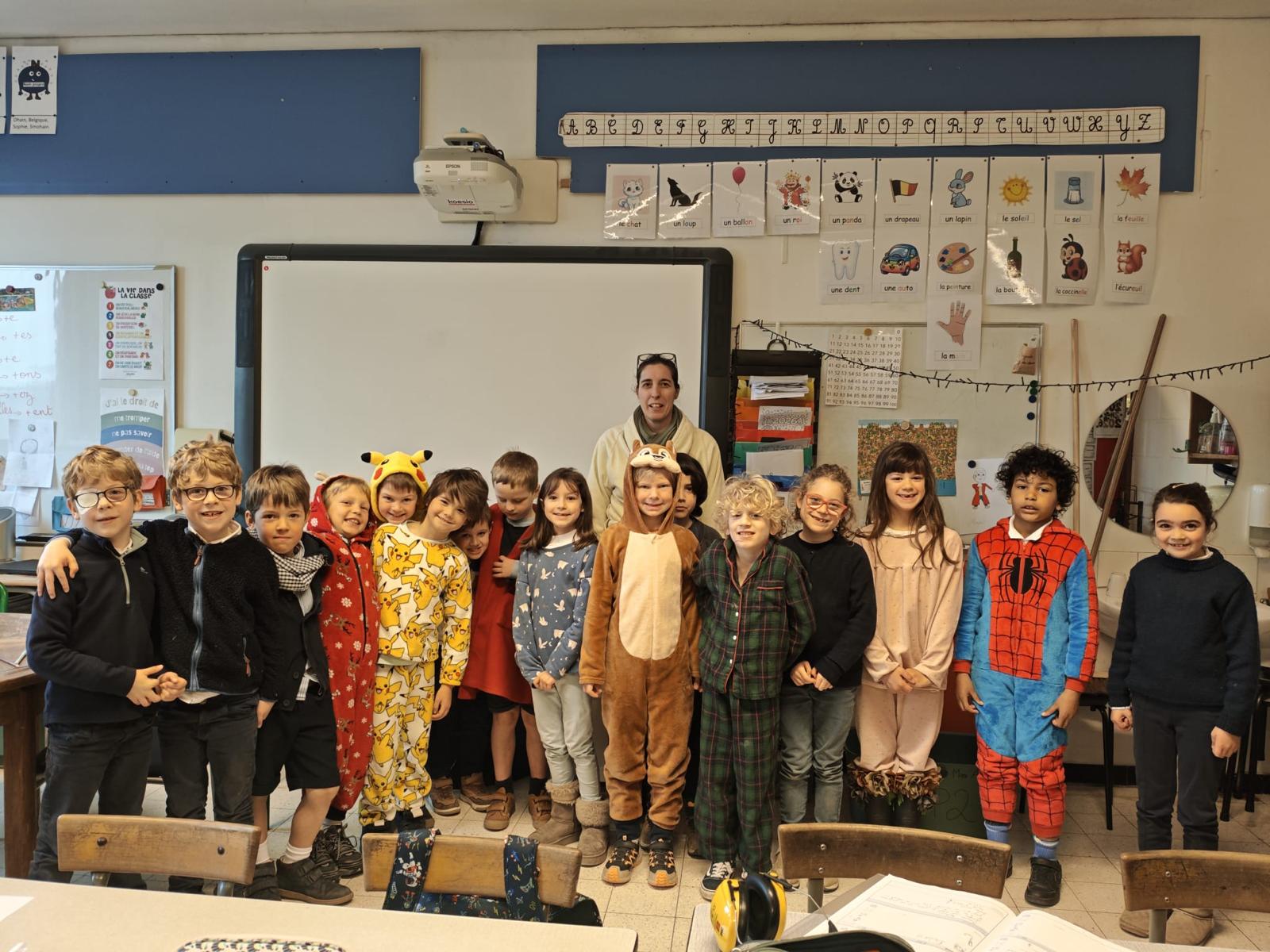 Vendredi dernier, certains élèves et enseignants de Saint-Joseph sont venus à l’école… en pyjama ! Une journée pas comme les autres, pleine de sourires et de douceur.
Cette initiative s’inscrit dans la Journée Pyjama organisée par @class_contact, une association qui soutient les enfants malades de longue durée et permet à ceux qui ne peuvent pas venir à l’école de continuer à suivre les cours depuis chez eux grâce à l’école à distance.
En portant leur pyjama, nos élèves ont voulu envoyer un message simple mais fort : “Même quand on est malade, on fait toujours partie de la classe.”
Une belle occasion de parler de solidarité, d’empathie et de soutien entre enfants ❤️.
Merci à tous ceux qui ont joué le jeu pour cette journée à la fois joyeuse et pleine de sens !
#journeepyjama #enpyjamaalecole #solidarite #ecoleprimaire #ecolematernelle #viescolaire #ecolesaintjosephohain #ecolesaintjoseph #ecolestjosephohain #ecolestjoseph #ecoleohain #ecolelasne #ecolesdubrabantwallon #vivrealasne #communedelasne #ohain #lasne