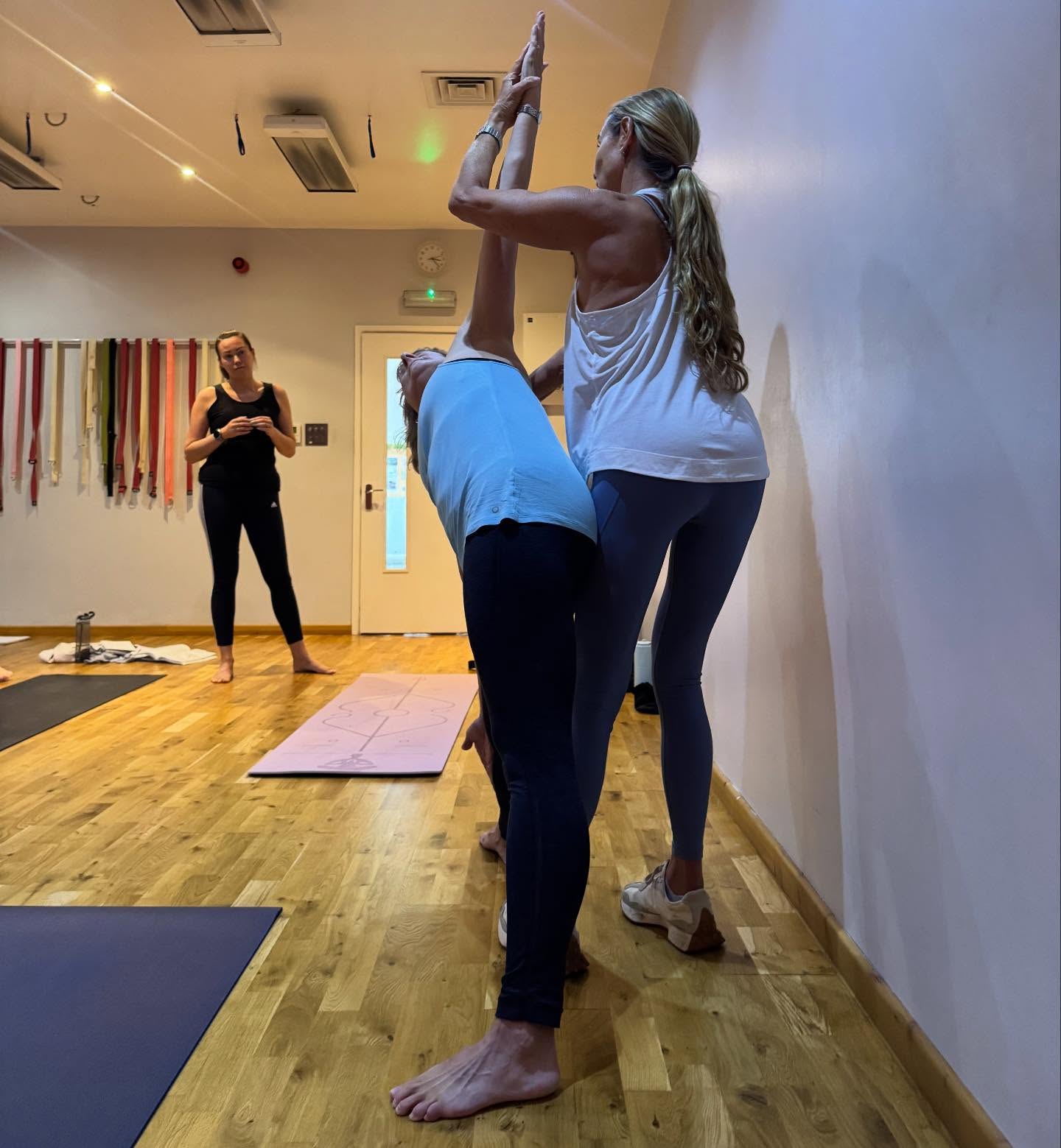 Spring 💐 2026 200hr TT ~ Day 2
@paulajahlberg guided students into a deeper understanding and embodiment of Trikonasana.. ..
This very “tricky” pose is complex and requires a huge amount of respect when practicing and or teaching.
This lateral flexion & hip hinge posture integrates length, stability, and rotation through multiple regions of the body.
Students supported each other beautifully when practicing. We can already see that they’re all going to make incredibly supportive yoga teachers.. .. 🙏🏽
#trikonasana#200hryogateachertraining#yogateachers#yogateacherlife