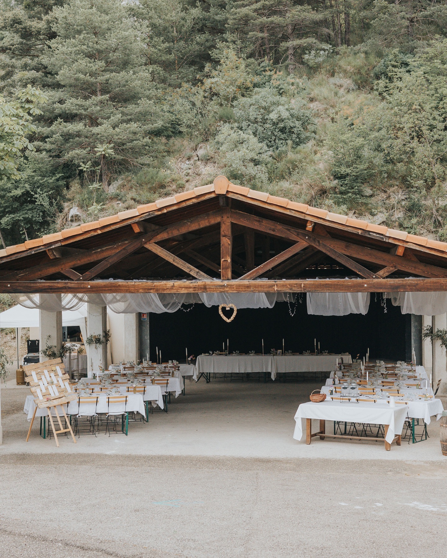 RÉALISATION
• Un événement d’amour pure, au milieu d’un village niché entre montagnes et nature.
• Une décoration mis en avant par le carde et le lieu, et réalisé en deux jours sous la bienveillance de la famille des mariés.
• Le but ici était de proposer une ambiance naturel et raffinée, pour célébrer un mariage. La décoration a été pensée de façon à être réalisable par les clients, tout en pensant aux détails qui ont donnés le charme au lieu.
• Après le relevé de mesure de la hall, des plans d’implantations des tables ont étés travaillés pour proposer un espace alliant la danse et repas.
• IMPLANTATION & AMBIANCE : @norar_creative_studio
• PHOTOGRAPHE : @costimoiceanuphotography
• LIEU : @aubergecalendal #mariage #décoration #conception #event