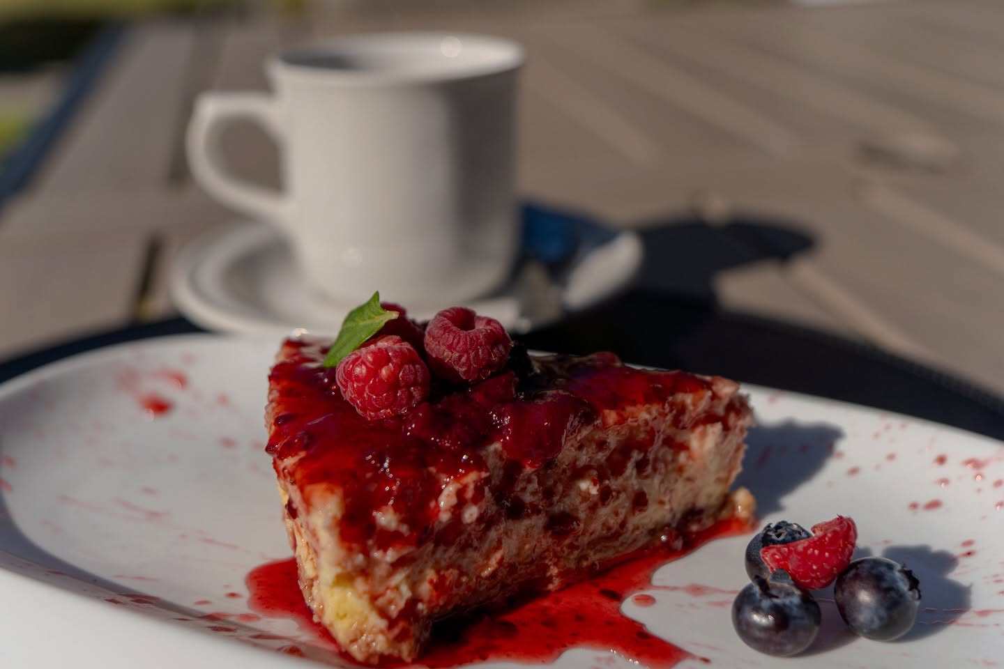 Un café, un postre… y el plan perfecto. ☕🍓