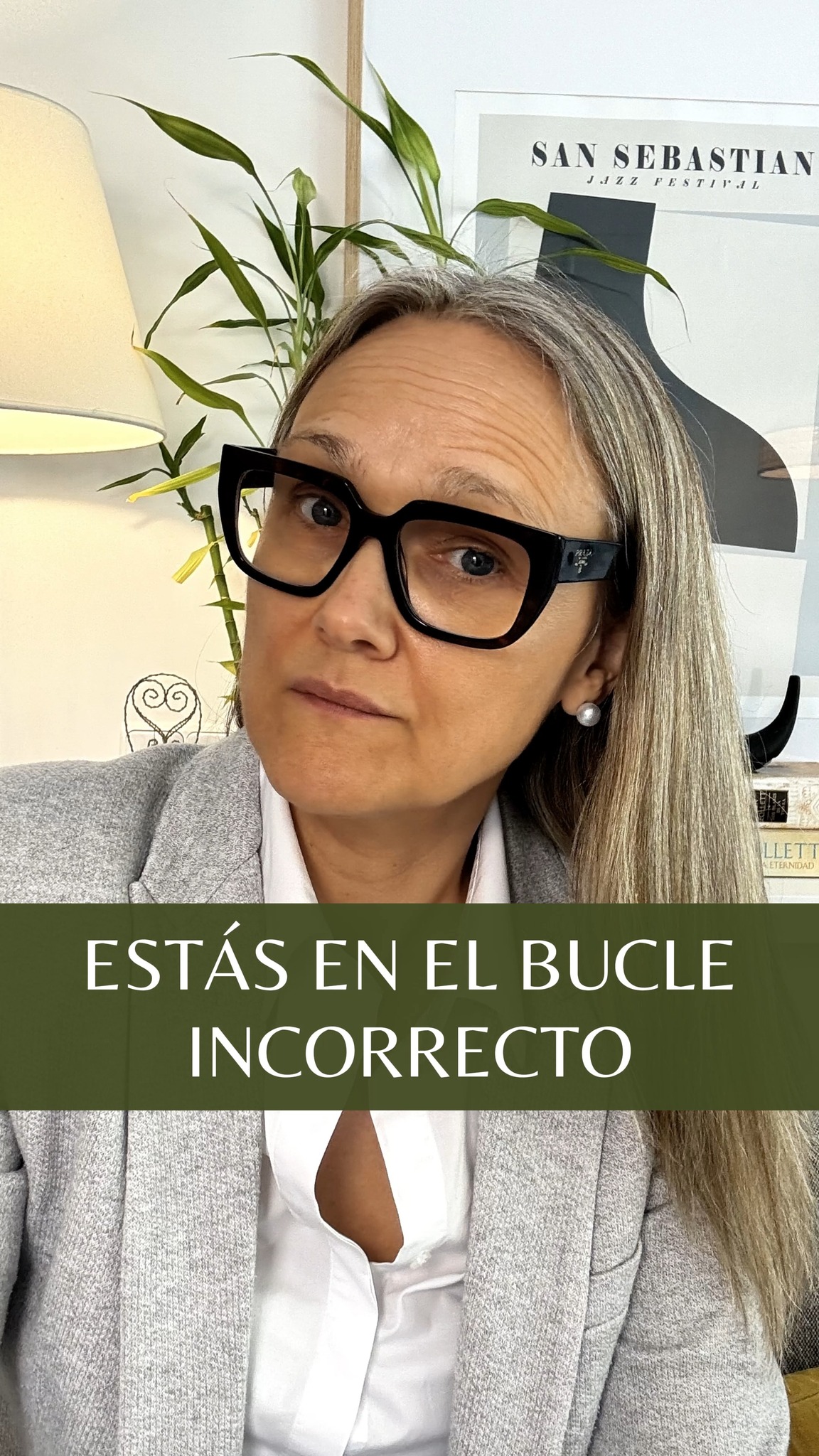 Si llevas años con desorden y acumulación 📦 en casa, haciendo muchas cosas para resolverlo y te sigues preguntando…. ¿Pero por qué con todo lo que hago no consigo orden o que el orden que logro se mantenga? 🤔… Estás en el BUCLE incorrecto de intentos.
Miles de personas llegan a mi cada mes y una tras otra me cuentan que llevan años en un BUCLE de intentos frustrados para acabar con el desorden
Y cuando les pregunto
Vale,... ¿Qué has intentado hasta ahora para resolverlo? las respuesta más generalizada es DE TODO:
❌Un libro con un método.
❌Comprar más armarios.
❌Más cajas, perchas, bolsas,...
❌Maratones de orden buscando qué tirar.
Si es tu caso… y después de años ves que no lo consigues, para y escucha.
La experiencia acompañando a personas a acabar con el desorden PARA SIEMPRE, me ha demostrado que vivir con desorden y la acumulación, así como la dificultad para acabar con ello, está conectado con lo personal. Con quién eres, qué te dices y qué haces.
Necesitas menos cajas y más de:
✅Motivación,
✅de romper con tu convicción de que vas a volver a fracasar.
✅de constancia para no abandonar.
✅de cambiar el paso a paso y el método que usas dejando de necesitar ordenar en bucle siempre lo mismo.
✅Y de Cambiar tus patrones automáticos para permitirte actuar diferente y tomar decisiones diferentes delante de los objetos.
Ahora dime … ¿Qué has intentado tú de esto que te cuento para resolverlo PARA SIEMPRE?
No va de un libro, ni de falta de espacio, ni de más cajas y de seguir intentando una y otra vez lo mismo para obtener exactamente los mismos resultados.
Si deseas empezar a entender las primeras barreras 🚧 que te estás poniendo para lograr acabar con el desorden y la acumulación de objetos, comenta con la palabra "BARRERA" 🙋♀️ y te hago llegar un video donde te cuento un poco más ✨ .
#tresinteriores #LibérateDelDesorden #DesapegoConsciente #SoltarParaCrecer #AdiósAcumulación #VivirSinDesorden #PsicologíaDelOrden #CreenciasQueAtrasan #CambioDeMirada #BloqueosYDesorden #MenteOrdenadaVidaOrdenada #OrdenYBienestar #MujeresQueTransforman #ReinventaTuVida #AdiósAcumulación #ViviendoLigera #CrecimientoPersonalMujer