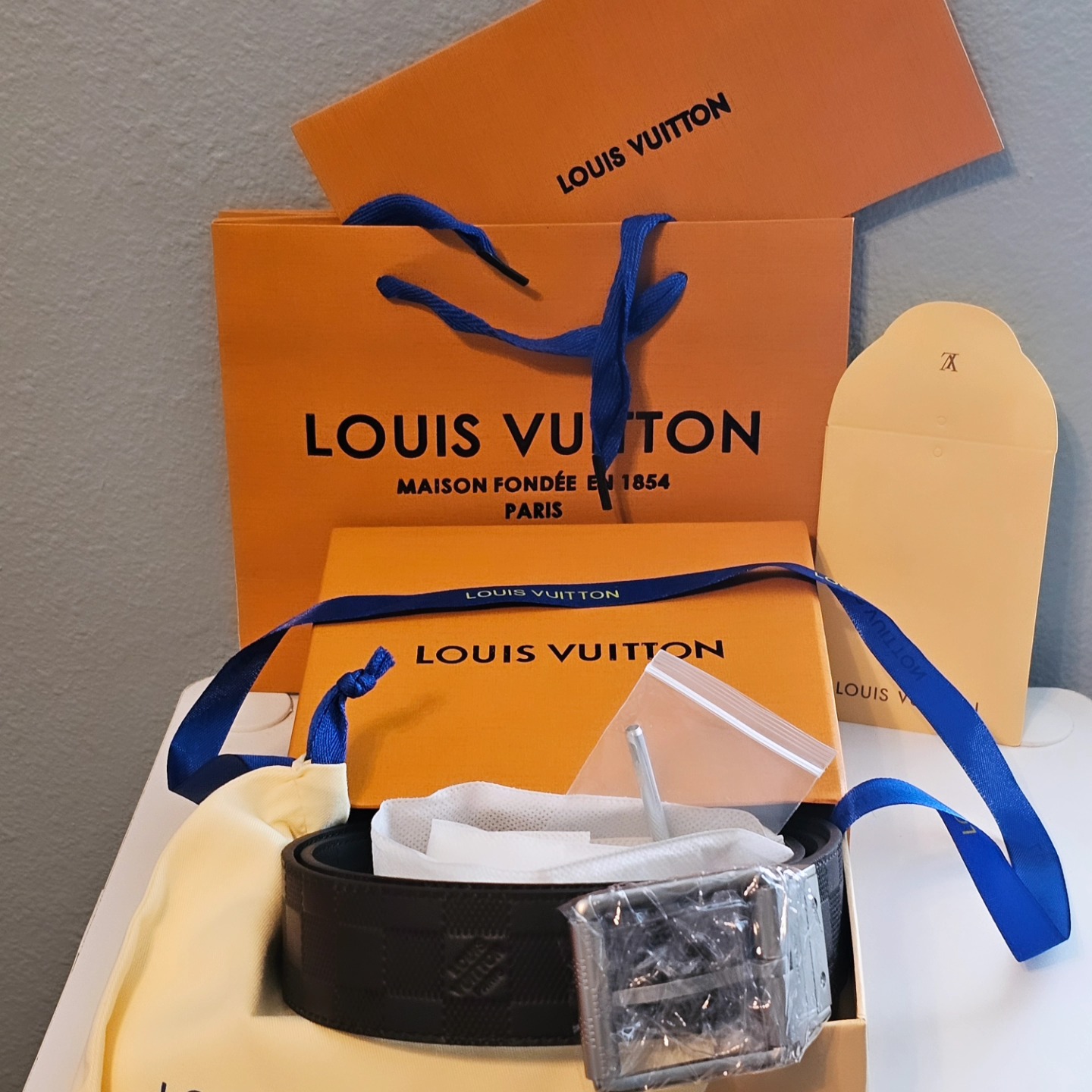 Men's LV Damier Print 40MM Reversible
Size: 40MM
Condition: New
Including: LV Dustbag,
Retail: $775.00
Wright Way Wear: DM For Price