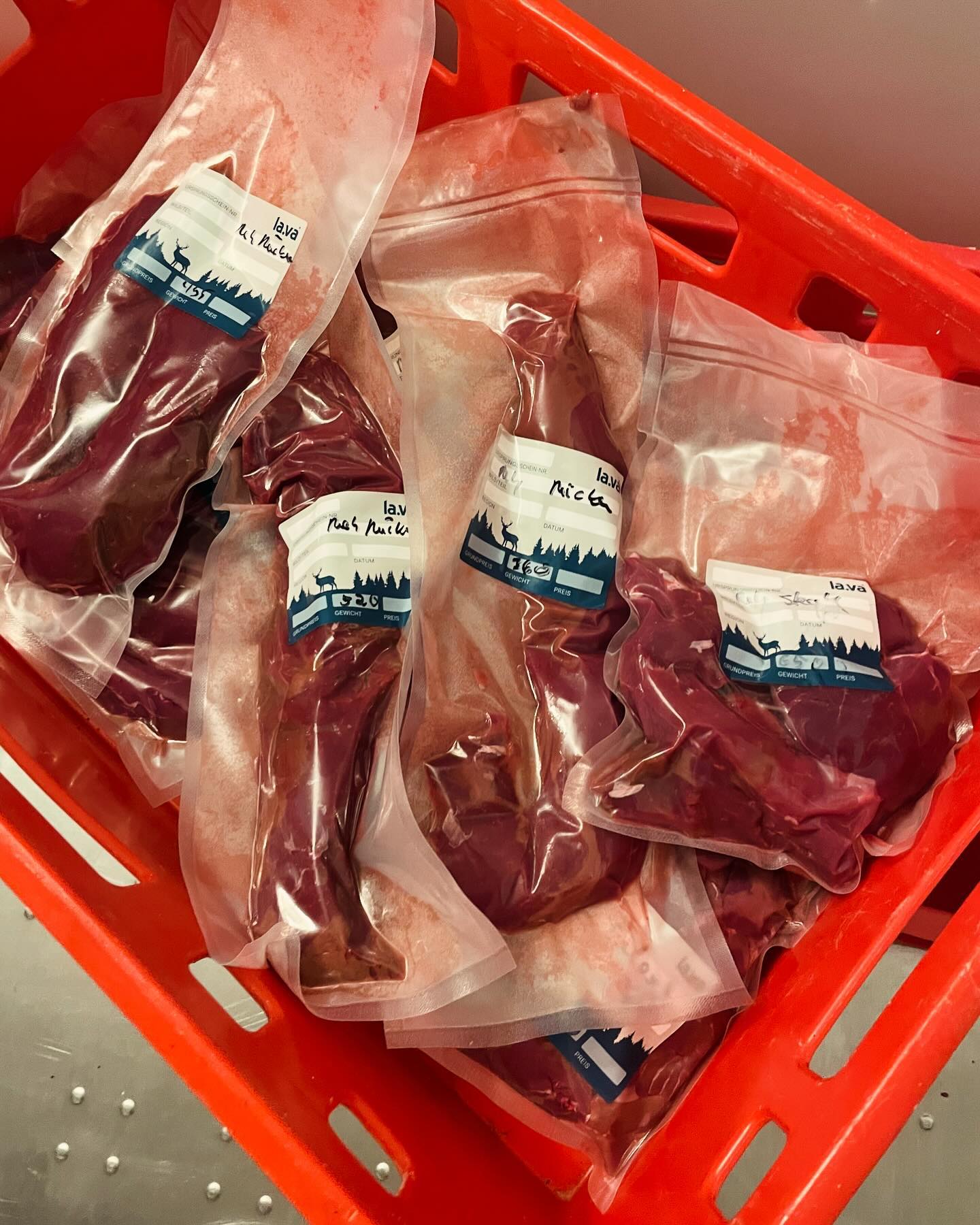 Mal wieder etwas Fleisch veredelt…🐗🦌✌️😋🍀
#wildbret #wildbretverwertung #fleisch #wildschmeckt #wildsteak #wildburger #rehwild #schwarzwild #jagdistpassion #jägerleben #rehwildjagd #jagd #zerwirken #wildbrethygiene