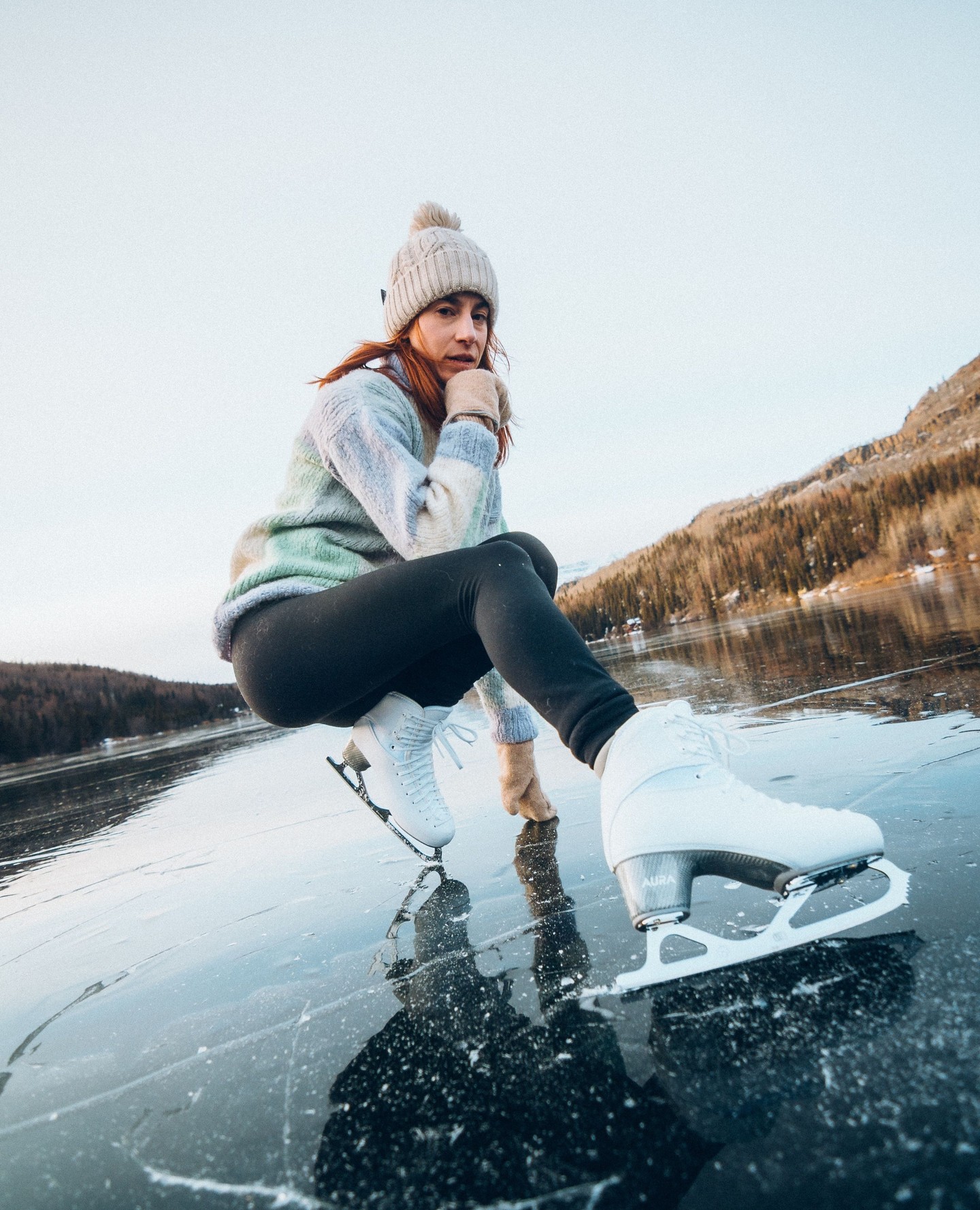Purpose fuels passion 💛⛸️ Stunning shot from @michaelacarrot using John Wilson Coronation Ace LITE blades paired with the Aura SKY 50's 🙌🔥 #JohnWilsonBlades
📷️: @michaelacarrot