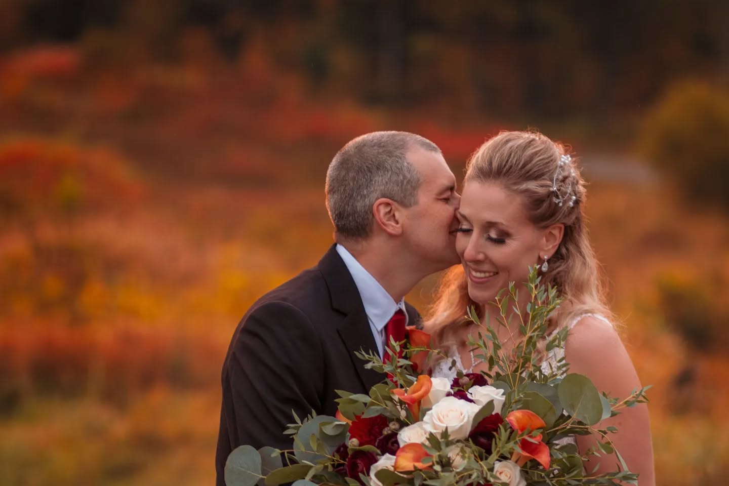 Nestled behind the forest of Gatineau Park, amidst rolling hills, stood a picturesque vineyard bathed in the warm glow of a late afternoon sun. It was here that Kaitlin and Patrick, two souls who had weathered the storms of life and emerged stronger together, were to unite their families in a celebration of love and unity. As they said their "I do's" surrounded by their children, a beautiful blend of two families coming together as one, there was a sense of profound unity in the air.
What a beautiful moment at @vignobledechelsea
Hair and makeup done by the awesome Tina @onyxesthetique
-----------
Niché derrière la forêt du parc de la Gatineau, au milieu de collines ondulantes, se trouvait un vignoble pittoresque baigné par la lueur chaude du soleil de fin d'après-midi. C'est là que Kaitlin et Patrick, deux âmes qui ont traversé les tempêtes de la vie et en sont sorties plus fortes ensemble, allaient unir leurs familles dans une célébration de l'amour et de l'unité.
Alors qu'ils prononçaient leurs "je le veux" entourés de leurs enfants, un beau mélange de deux familles réunies en une seule, il y avait un sentiment de profonde unité dans l'air.
C'était un moment magnifique au @vignobledechelsea
Maquillage et coiffure réalisés par la fabuleuse Tina de @onyxesthetique
#wedding #weddingphotographer #ottawawedding #chelseavineyard #vignobledechelsea #photographegatineau #goldenhour #aftertherain #rainywedding #onyxesthetique #nicolaschevallierphotography #loveofmylight #ottawaphotographer #mariagegatineau #mariagechelsea #fallwedding
