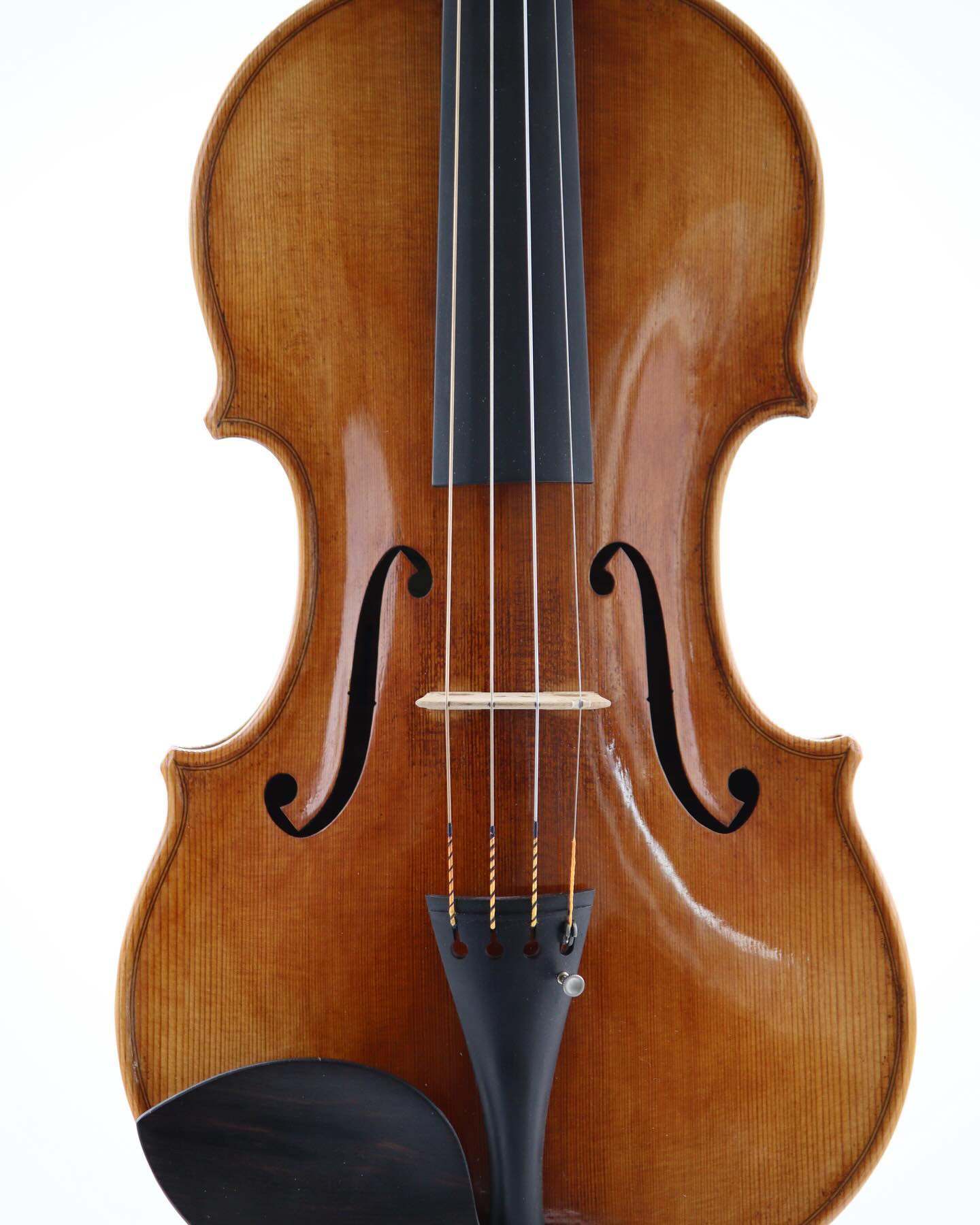 A masterpiece of tonal colors: The Guarneri del Gesu model. Rich overtones meet a swift response.
#berndhiller&son #guarneridelgesu #tonalcolour #violinmaker #violinmaking #violin #forsale