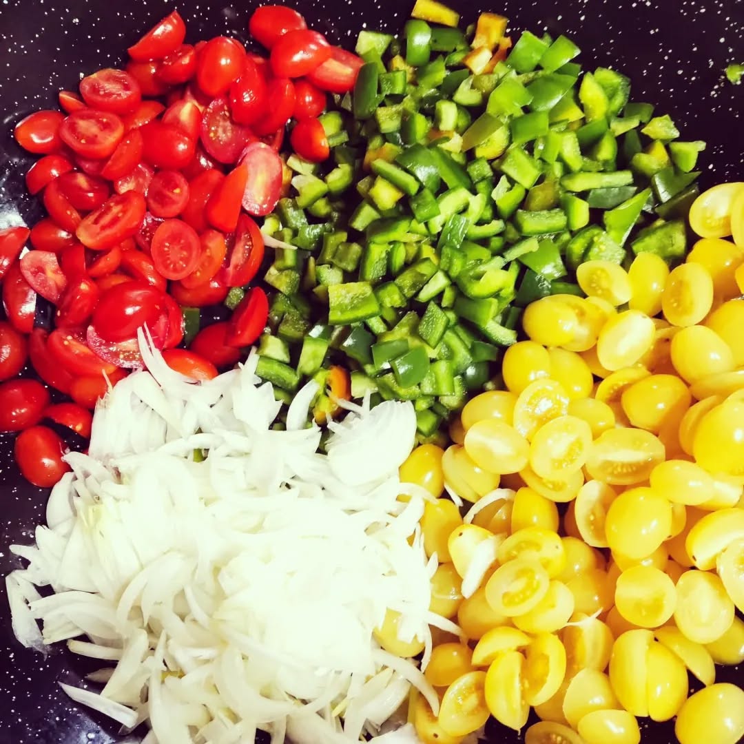 Ensalada de garbanzos con atún, tomate, pimiento y cebolla. Así son los tipos de menús (preparado por @flor_rafi, en esta ocasión) saludables al mil por mil. 🥰
#ladespensa #alimentacion #farmaceuticossolidarios #Madrid #solidaridad #voluntariado #exclusionsocial #comidasaludable