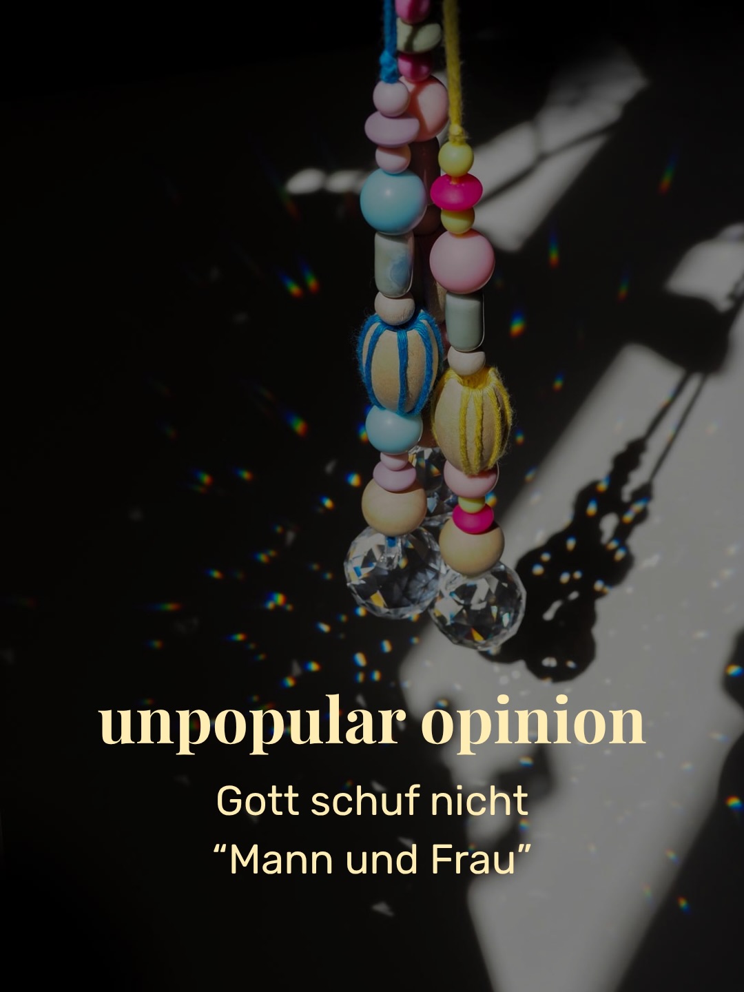 {Gott schuf weiblich und männlich} - und das meint: auch alles dazwischen.
Eigentlich dachte ich, inzwischen sei allgemein bekannt, wie Genesis 1,27 verstanden werden muss.
Doch weil die Frage immer wieder kommt und leider Diskriminierung - die biblisch begründet sein soll (!!!) - nicht abreißt, liest du hier eine kleine Zusammenfassung hinsichtlich der sprachlichen Besonderheit im Hebräischen.
Deine Franzi
Quelle: Gerlinde Baumann: Eins, zwei … ganz viele?, in: Siquans/ Eder (Hrsg.): Ist die Bibel frauenfeindlich?
P. S.: Dieser Post ist nicht für die Martins und Jürgens, die unsachlich ihr Unwissen platzieren wollen. Das könnt ihr bitte bei euch selbst belassen.