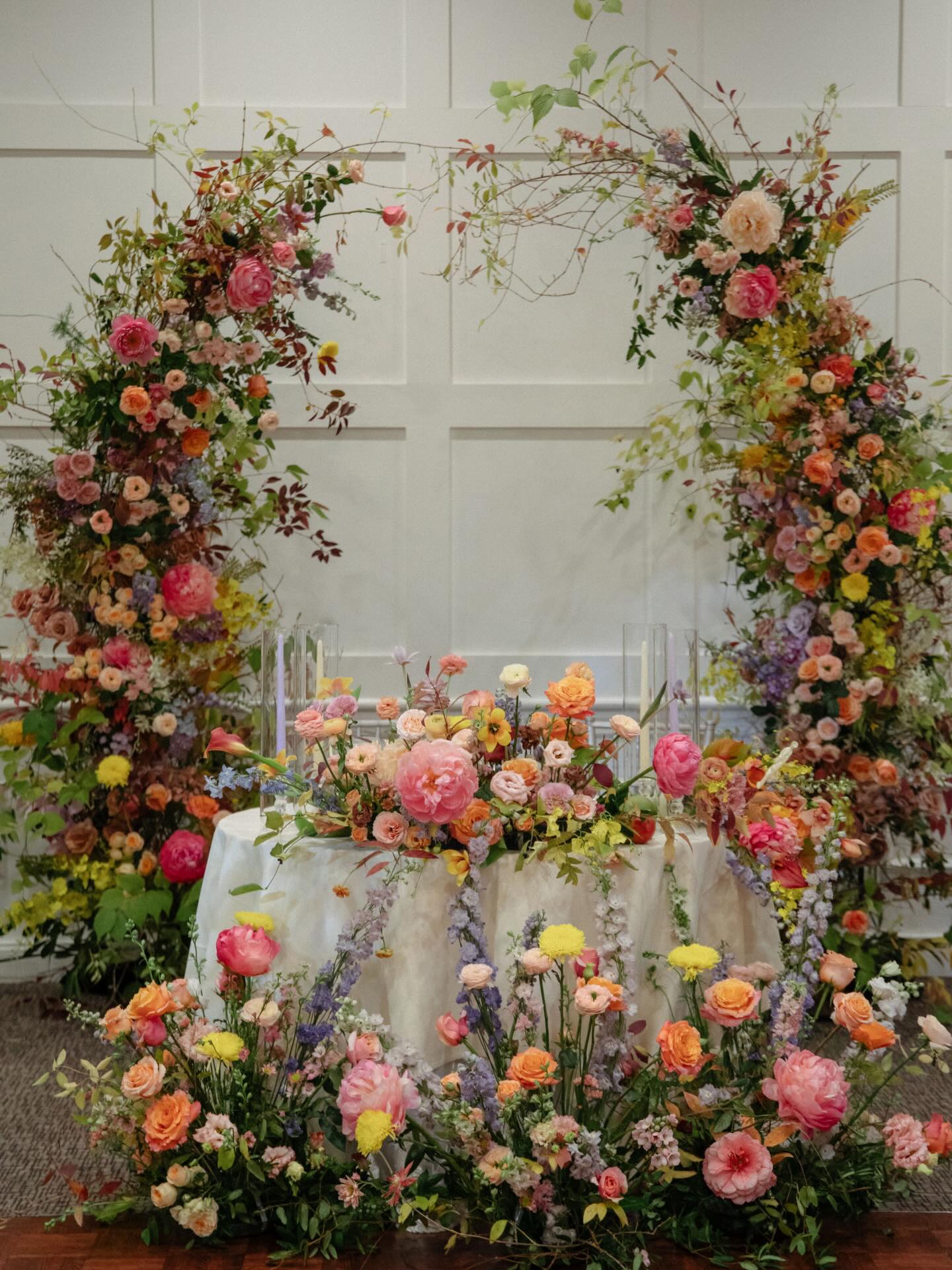 A room, composed through color and bloom 🎨
Floraland wedding floral design
#floraldesign #weddingflorals #floralart #weddingdesign
floralinstallation flowerstagram designinspiration colorstory
floraland floralanddesign nycwedding