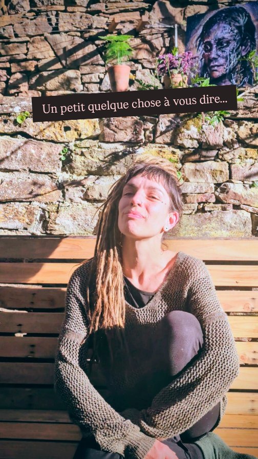 💫 Petit changement de rythme par ici.
Je vais lever un peu le pied sur les montages vidéo, pour me consacrer davantage à la musique, au travail de la voix, aux concerts qui commencent bientôt, ainsi qu’à l’organisation des galeries éphémères de l’été.
Je continue de peindre, de prendre des commandes, et de partager mon univers.
Il y aura simplement un peu plus de spontanéité, et un peu moins de montage.
Des instants saisis sur le vif, en peinture comme en musique.
Merci du fond du cœur d’être là, et de faire vivre tout cela avec moi.
Je vous invite à me suivre pour ne rien louper 😘🎨🎤
@belluleart
#BelluleArt #VieDArtiste #ArtisteFrancaise