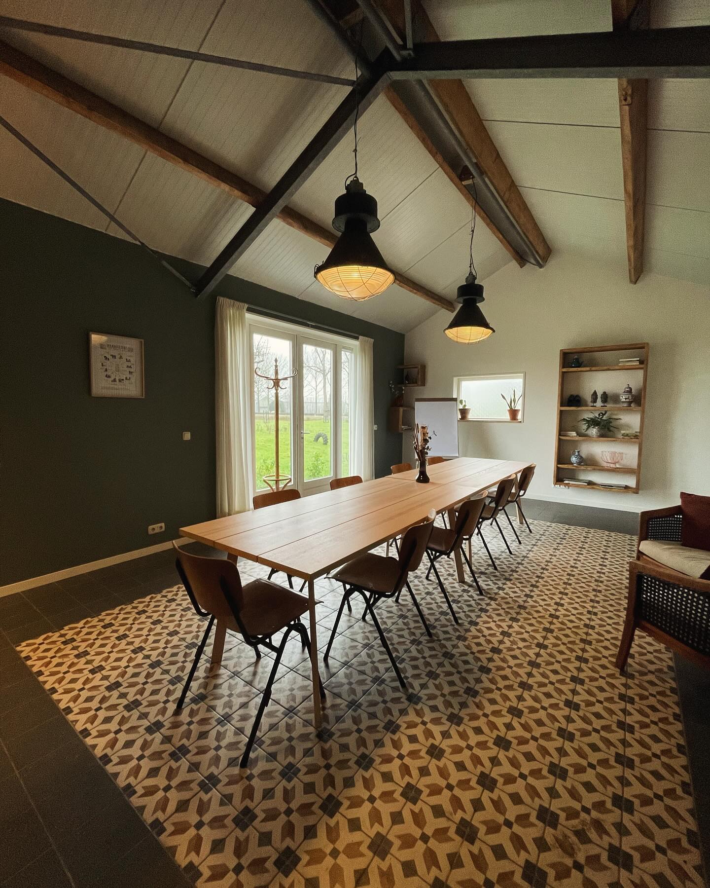 Tadaaa! Nog iets nieuws! We hebben nog geen naam voor deze nieuwe ruimte. Help ons er een te verzinnen en WIN deze ruimte een dag cadeau.
In deze ruimte kun je zijn. Om te vergaderen, te brainstormen of te delen. Voor het geven van een cursus, workshop of lezing. Voor een yoga les, meditatie of ademsessie. Voor een kookworkshop of een groepsdiner. Als groepsruimte als je alle huisjes hebt afgehuurd: om te eten, borrelen of te dansen en te zingen.
Maar hoe noem je zo’n ruimte?
Het bevindt zich met de andere huisjes in de oude Kaasmakerij. De huisjes zijn al vernoemd naar de verschillende processen/onderdelen van het kaasmaken en verkopen (Boterhal, Pekelhuis, Kaasmakerij, Winkeltje).
Deel je ideeën in de comments en tag vooral iedereen die je mee zou nemen als je wint (en laat ze meedenken).
Verzin jij de leukste naam? Dan mag je deze ruimte een dag gebruiken (ma-vrij voor 1 april 2024).
#bijzonderelocatie #buitenbusiness #vergadereninhetgroen #workation #remotework #bijzondervergaderen #retraite #mooielocatie #vergaderenbijdeboer #heisessie #brainstormingsession