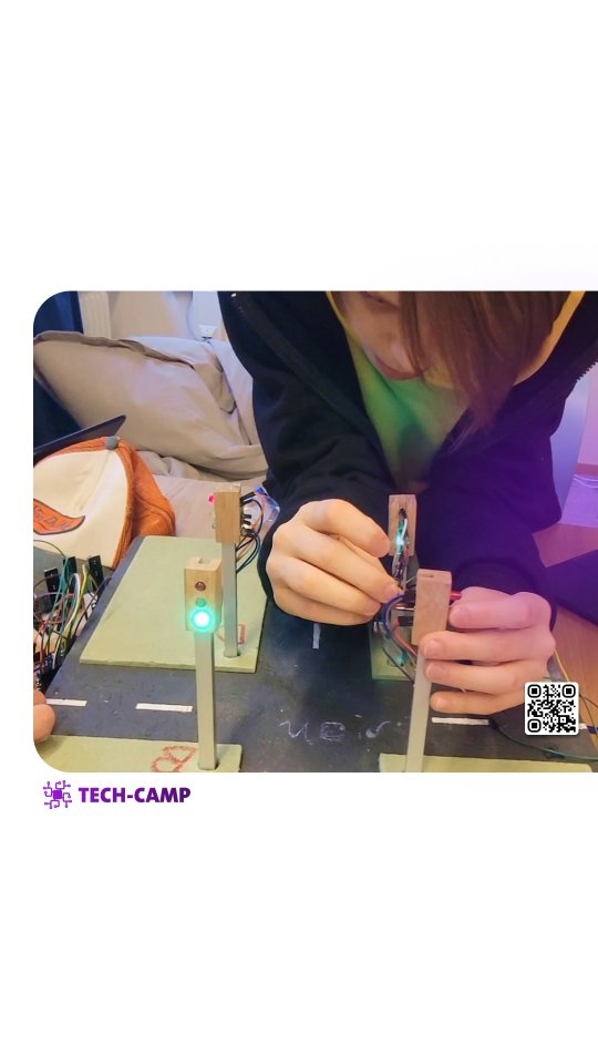 Update aus dem Ampelprojekt 🚦
Die große Kreuzung ist inzwischen zur Hälfte aufgebaut und der wichtigste Meilenstein ist erreicht. Alle Ampeln wurden getestet und funktionieren zuverlässig. Jetzt beginnt die spannende Optimierungsphase. Die Jugendlichen verbessern die Verkabelung, prüfen jede Verbindung, testen die Abläufe mehrfach und passen die Steuerlogik Schritt für Schritt an.
So entsteht aus einzelnen Bauteilen ein echtes System, das später auch mit Stau-Erkennung und Geschwindigkeitsmessung zusammenspielt. Genau so arbeiten auch Teams in der Praxis. Testen, Fehler finden, optimieren und wieder testen bis alles stabil läuft. 🚦
#MINT #Programmieren #Elektronik #SmartCity #Berufsorientierung