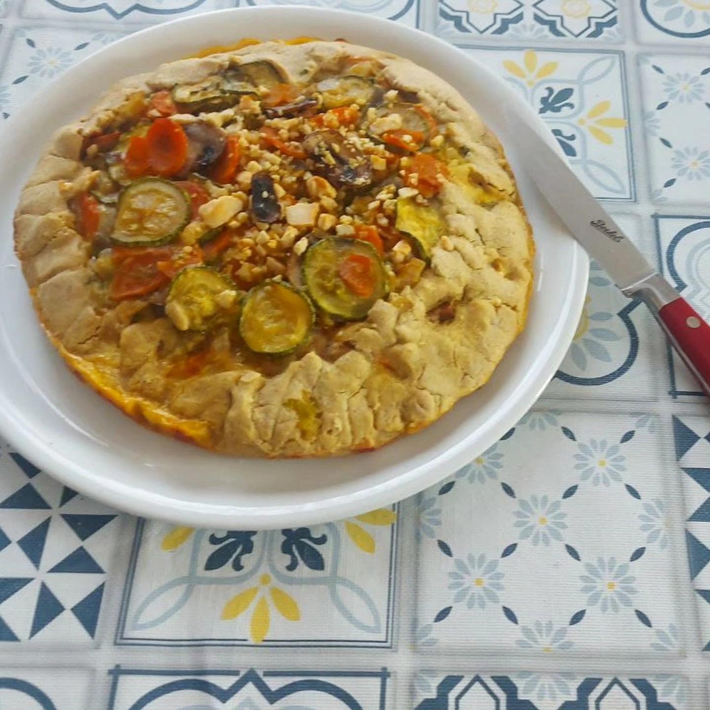 CROSTATA DI VERDURE CON FARINA DI RISO INTEGRALE
Questa crostata salata è una ricetta versatile e leggera, perfetta per un pasto sano e gustoso! Inoltre, essendo preparata con farina di riso e senza latticini, è adatta sia ai celiaci che agli intolleranti al lattosio.
Ingredienti
Per la Pasta:
150 g di farina di riso integrale
30 g di fecola di patate
2 cucchiai di olio extravergine d'oliva (EVO)
110 g di acqua a temperatura ambiente
2 cucchiaini di lievito per pane
Un pizzico di sale
Per il Ripieno:
Verdure a scelta (carote, zucchine, cipolla, funghi, radicchio trevigiano o qualsiasi altra verdura disponibile)
Acqua q.b.
Sale q.b.
Pepe q.b.
Paprika dolce q.b.
1 uovo intero
Lamelle di mandorla q.b.
Preparazione:
Preparazione delle Verdure:
Tagliare le verdure a pezzetti della dimensione desiderata.
Scaldare una padella con poco olio EVO e saltare le verdure.
Aggiungere qualche cucchiaio di acqua se necessario per evitare che si attacchino.
Condire con sale, pepe e paprika dolce.
Lasciar raffreddare e incorporare un uovo intero.
Preparazione della Pasta:
In una ciotola capiente (bastardella), mescolare la farina di riso integrale, la fecola di patate e il lievito per pane.
Aggiungere l'olio EVO e l'acqua poco alla volta, impastando fino a ottenere un composto omogeneo.
Formare una palla con l'impasto.
Assemblaggio della Crostata:
Foderare uno stampo per crostate con carta da forno.
Stendere la pasta direttamente nello stampo con le mani, livellandola uniformemente.
Versare il ripieno di verdure sulla base della crostata e distribuirlo in modo omogeneo.
Cospargere la superficie con le lamelle di mandorla.
Piegare i bordi della pasta verso l'interno, aiutandosi con la carta da forno.
Spennellare i bordi con olio EVO per una doratura più uniforme.
Cottura:
Preriscaldare il forno statico a 180°C.
Infornare la crostata per circa 30 minuti, fino a doratura.
Una volta cotta, lasciar raffreddare nello stampo prima di sformarla e servirla.
Potete trovare la farina che abbiamo utilizzato qui⬇️
https://www.mangioriso.com/
#farinadirisointegrale #riso #foodlover #food #instafood #cooking #homemade