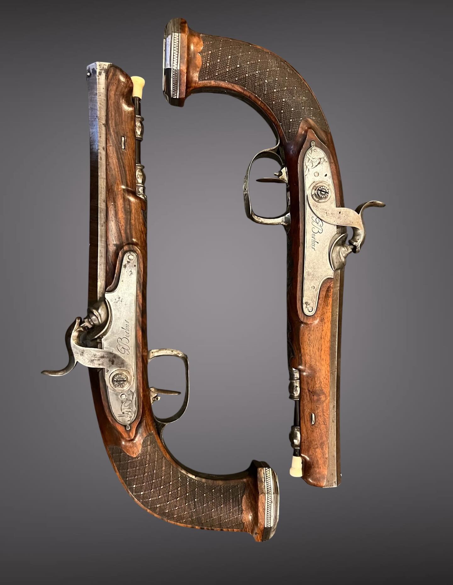 Très belle paire de pistolets d’époque Empire, modèle de la fin du XVIIIᵉ siècle – début du XIXᵉ siècle, transformés au système à percussion vers 1822 (à l’origine à silex).
Ces pistolets sont signés G. Berleur (Guillaume Berleur), armurier liégeois réputé, élève de Boutet. Les armes présentent un travail de qualité avec de nombreux éléments décoratifs. Caractéristiques :
Canons octogonaux et damassés
Platines signées G. Berleur et finement gravées d’animaux
Contre-platines représentant deux lions
Calottes des pommeaux sculptées et décorées de petits clous
Pommeau quadrilobé finement travaillé
Pontets en acier poli gravés d’un décor de bestiaire
Gâchettes avec vis de réglage de précision
Belle monture en noyer avec quadrillage Dimensions :
Longueur totale : 32 cm
Longueur des canons : 17,6 cm
Calibre : 14 mm #antiqueweapons #weapon #antique #antiquedealersofinstagram #antiquaire