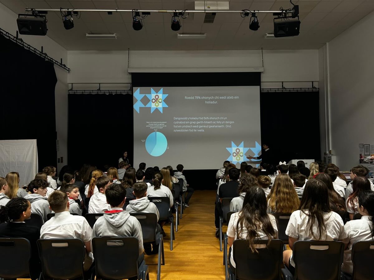 Gwasanaeth Gwrth Hiliaeth heddiw. Anti Racism assembly today.