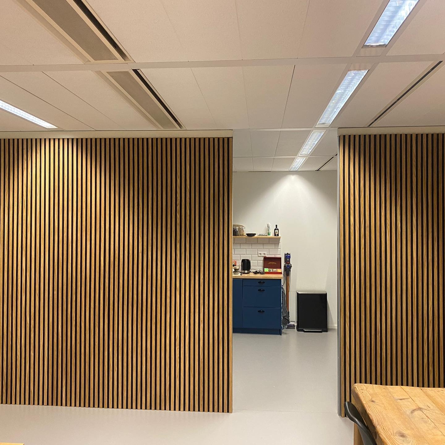 Houten wand van akoestische panelen op kantoor @ considerati Zuidas
#office #zuidas #houtenwand #akoestischepanelen
