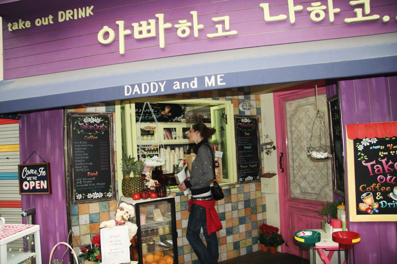 quelli che dicono “chiedi a mamma”, ma poi arrivano quando serve davvero; quelli che sembrano severi, ma poi ti difendono pure quando hai torto; quelli che aggiustano le cose rotte… anche quando non sono oggetti; quelli dei consigli strani, che però anni dopo capisci che avevano senso; quelli che “quando ero giovane io…” (e tu già sai che sta per partire il monologo); quelli che ti insegnano la forza senza mai chiamarla così; quelli che fanno finta di niente, ma si preoccupano per tutto.
Perché i papà sono così: non sempre li senti dire “ti voglio bene”… ma te lo dimostrano per tutta la vita. ❤️
#festadelpapà #papà #familytime #vitavera