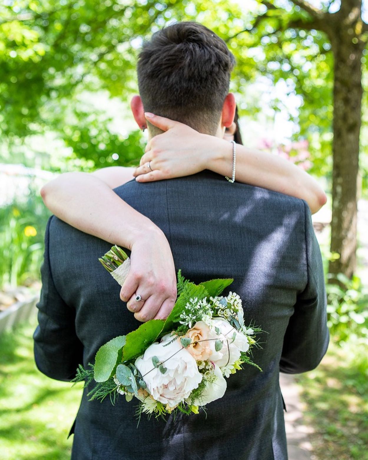 … wir durften mit euch fiebern, lachen, feiern, schwitzen, weinen und euch während des ganzen Tages bei jedem Schritt zur Seite stehen.
DANKE, dass wir dabei sein und den schönsten Tag für immer festhalten durften 😍❤️👰🏽♀️🤵🏽💍
#mrandmrs #weddingtime #jawort #trauung #lockerstestandesbeamtinever #standesamt #braut #bräutigam #hochzeitskleid #anzug #brautstrauss #bergwerk #herznach #warmwars #sonne #schönstertag #schattenderbäume #trauzeugin #trauzeuge #scheresteipapier #dasnenneichmalspontan #dankbar #teamwork