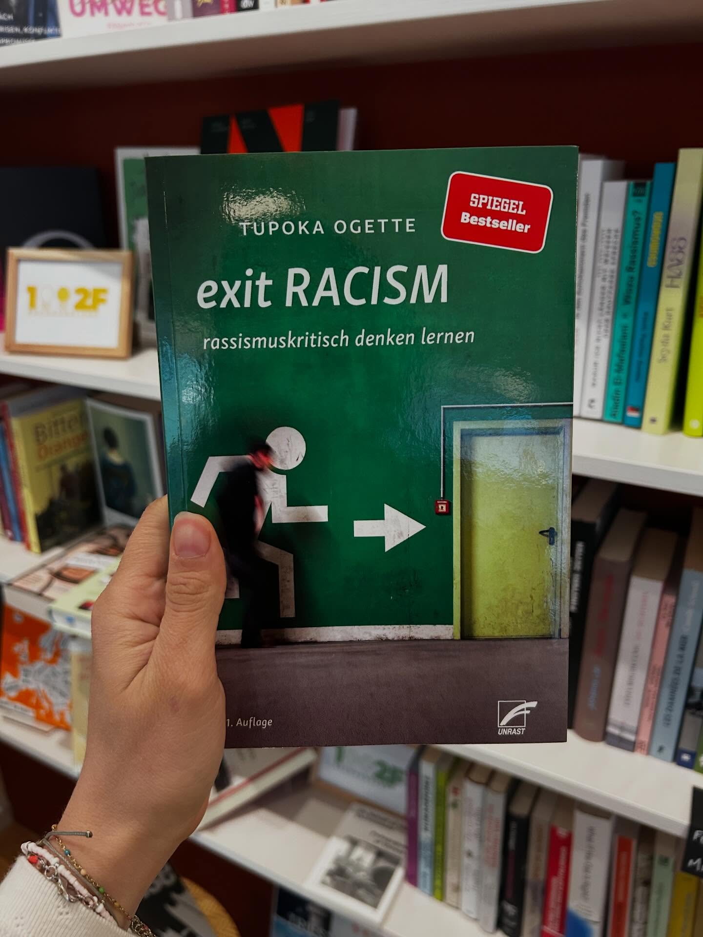 📚 Aktionswoche gegen Rassismus – Tag 5
Unsere heutige Empfehlung:
Exit Racism von Tupoka Ogette
Ein praxisnahes Buch, das dabei hilft, Rassismus zu erkennen, zu verstehen und aktiv etwas dagegen zu tun. Tupoka Ogette zeigt klar und verständlich, wie wir eigene Denkmuster hinterfragen und Verantwortung übernehmen können.
Ein wichtiger Leitfaden für alle, die sich bewusst mit Rassismus auseinandersetzen möchten.
#aktionswochegegenrassismus #gegenrassismus #buchtipp #exitracism #tupokaogette antirassismus lernen buchempfehlung bücherliebe
