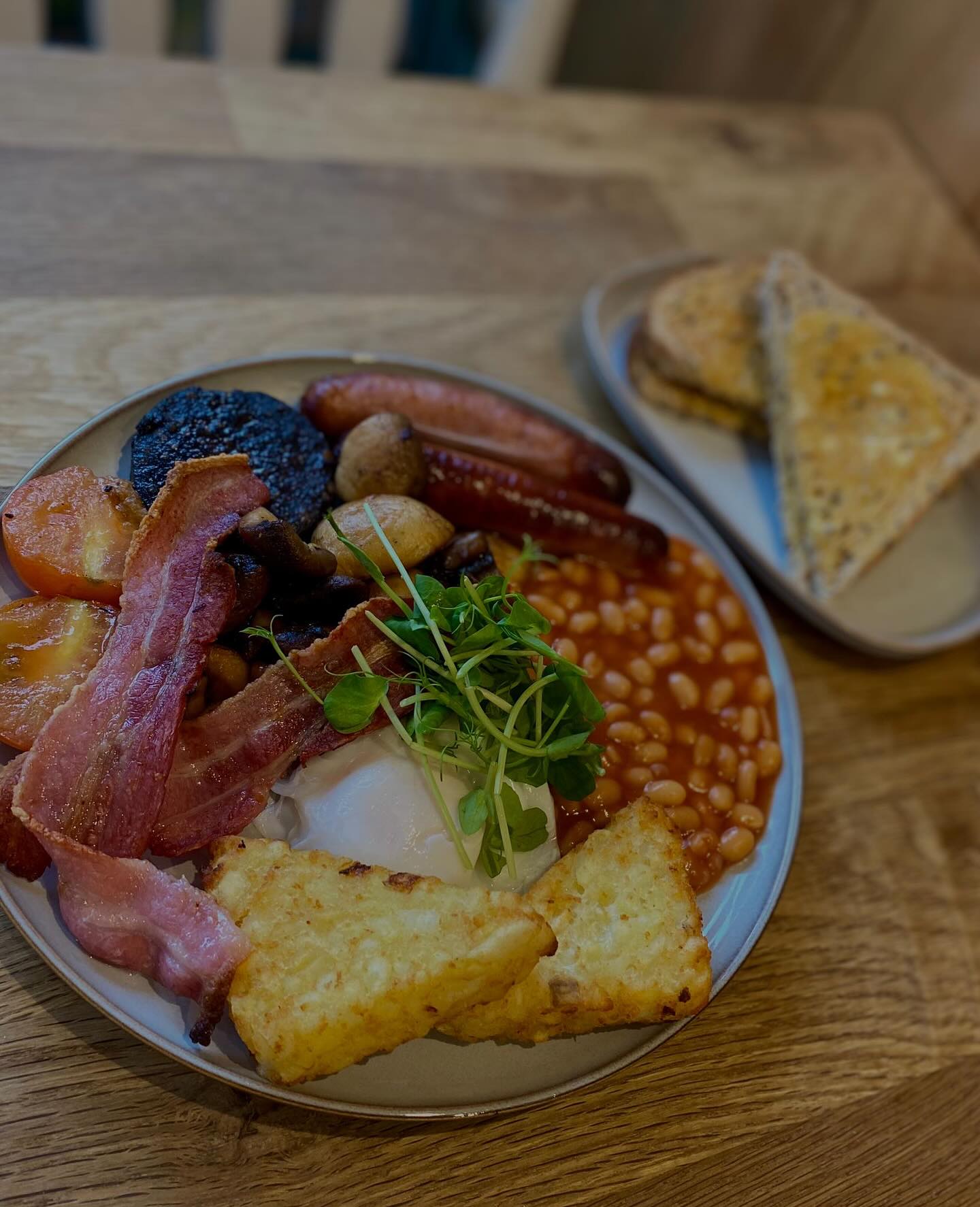 Who is joining us this weekend? 👀
Brunch plans? We’ve got you covered ☕🍳✨
🍰 Fresh cakes
🍓 Seasonal breakfast & lunch specials
🫖 Drinks to suit every mood (speciality teas, @liminicoffee, iced coffees, fruit juices)
#WeekendBrunch #TearoomVibes #lunchtime #CoffeeAndCake #SlowWeekend