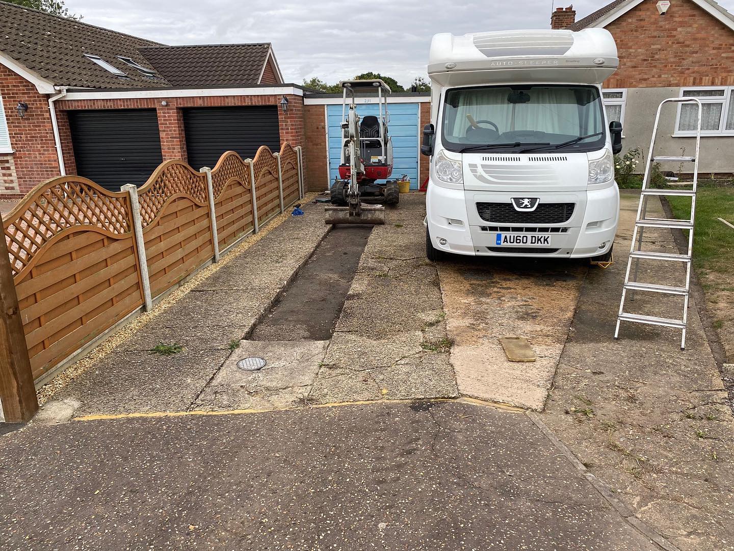 We love a before and after 🤩
This amazing block paving transformation was created using avenu forest blend setts
If you have any questions or would like help deciding which driveway surface is for you, please do not hesitate to get in touch!
📧 hello@deebasurfacingandlandscaping.co.uk
📞 07788 430480
#TarmacDriveways #TarmacNorwich #BlockPaving #NorfolkDriveways #DrivewaysNorwich #Landscaper #NorwichLandscaper #ResinBoundNorwich #TarmacNorwich #NorwichDriveways #Asphalt