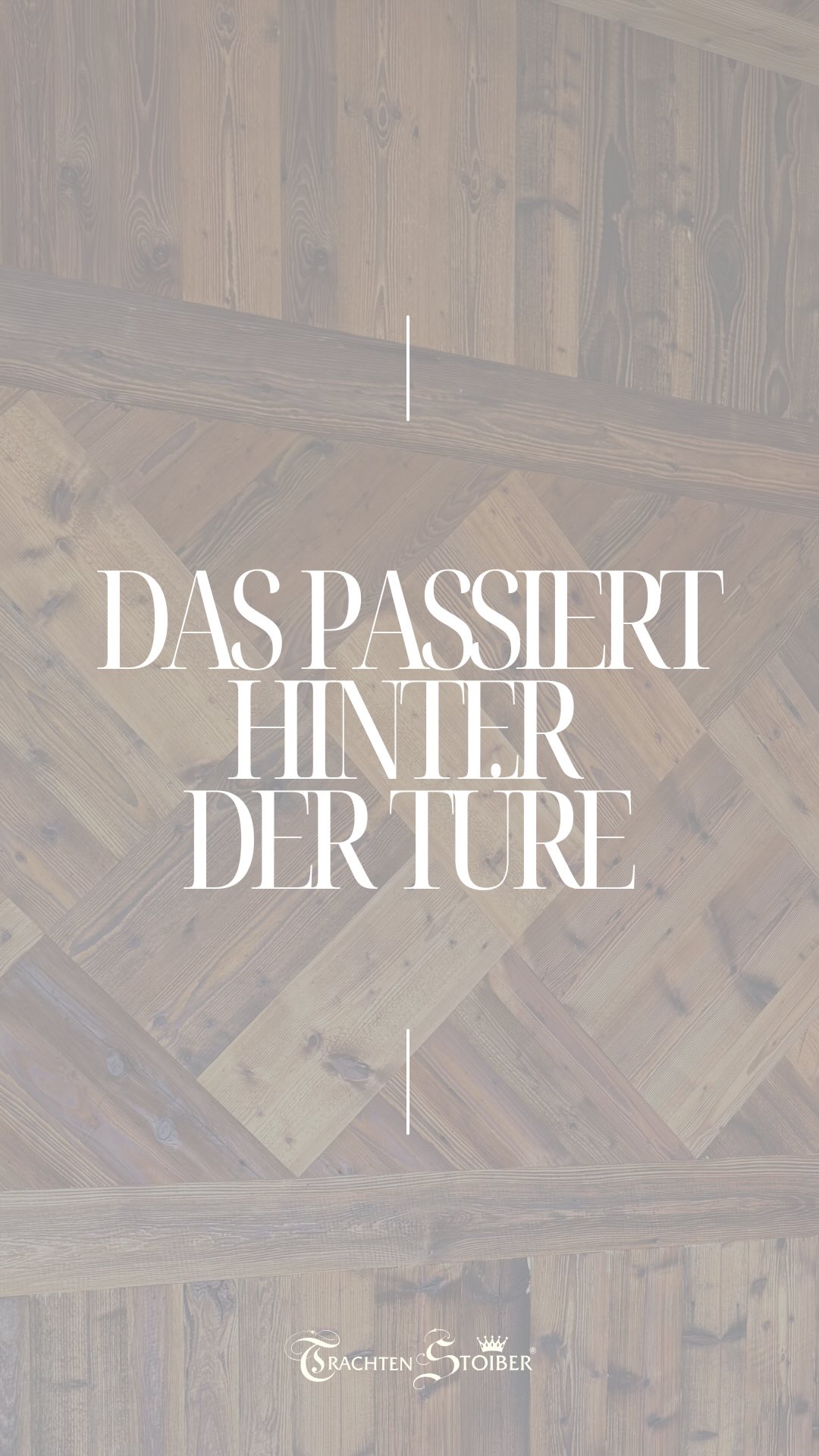 ✨ Zeitlos elegant – aber alles andere als langweilig
Das Dirndl Lisal überzeugt mit einem edlen Look in modernen, gedeckten Farbtönen.
Das Oberteil mit feiner Brokat-Struktur und herzförmigem Dekollté sorgt für eine feminine Silhouette, während der Reißverschluss mit Zieranfasser einen dezenten, hochwertigen Akzent setzt.
Der Jacquard-Rock im zarten Farbmix fällt durch die Falten besonders schön und unterstreicht die elegante Linie des Dirndls. Dazu passt die Satinschürze, die den Look harmonisch abrundet.
Ein Highlight:
Die zweiseitigen Schürzenbänder, mit denen du dein Dirndl ganz unterschiedlich stylen kannst. Je nach Anlass und Stimmung.
Ein Dirndl, das klassisch wirkt, aber immer besonders bleibt. ✨
💬 Würdest du dieses Dirndl eher schlicht-elegant tragen oder mit auffälligen Accessoires kombinieren?