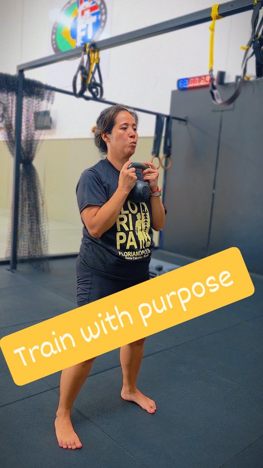 ✅️Don’t like competing for equipment at the gym?
Or worse, don’t know how to perform an exercise and don’t have a professional to guide you?
Don’t enjoy training alone?
Remember: you deserve to be well taken care of and to feel a sense of belonging.
Stop copying everything you see on the internet or imitating other people.
That exercise might not be right for you, or it may not align with your goals.
💪Stop improvising and start training with intention.